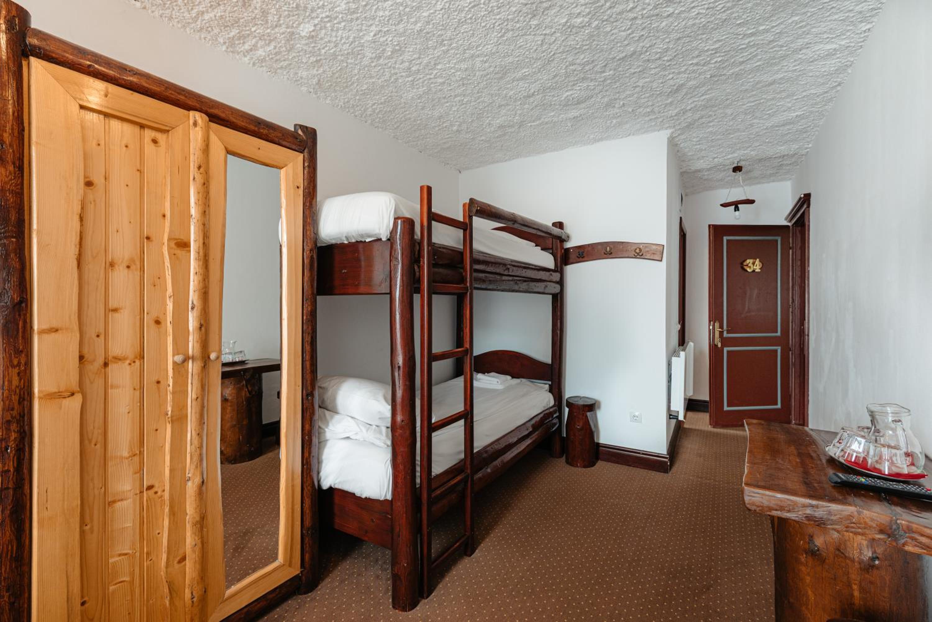 Quadruple Room with Private Bathroom photo 3