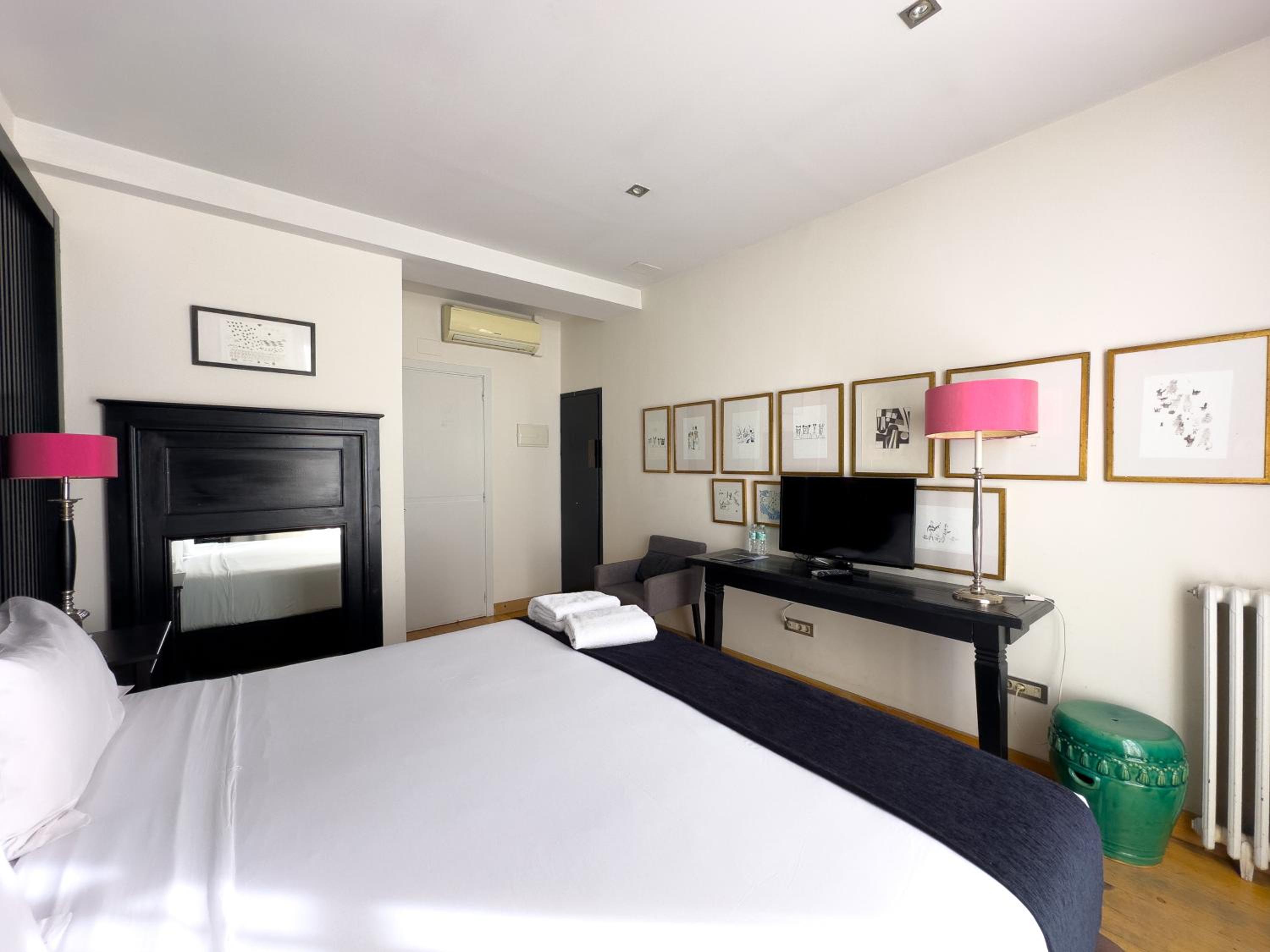Deluxe Double or Twin Room with shared lounge