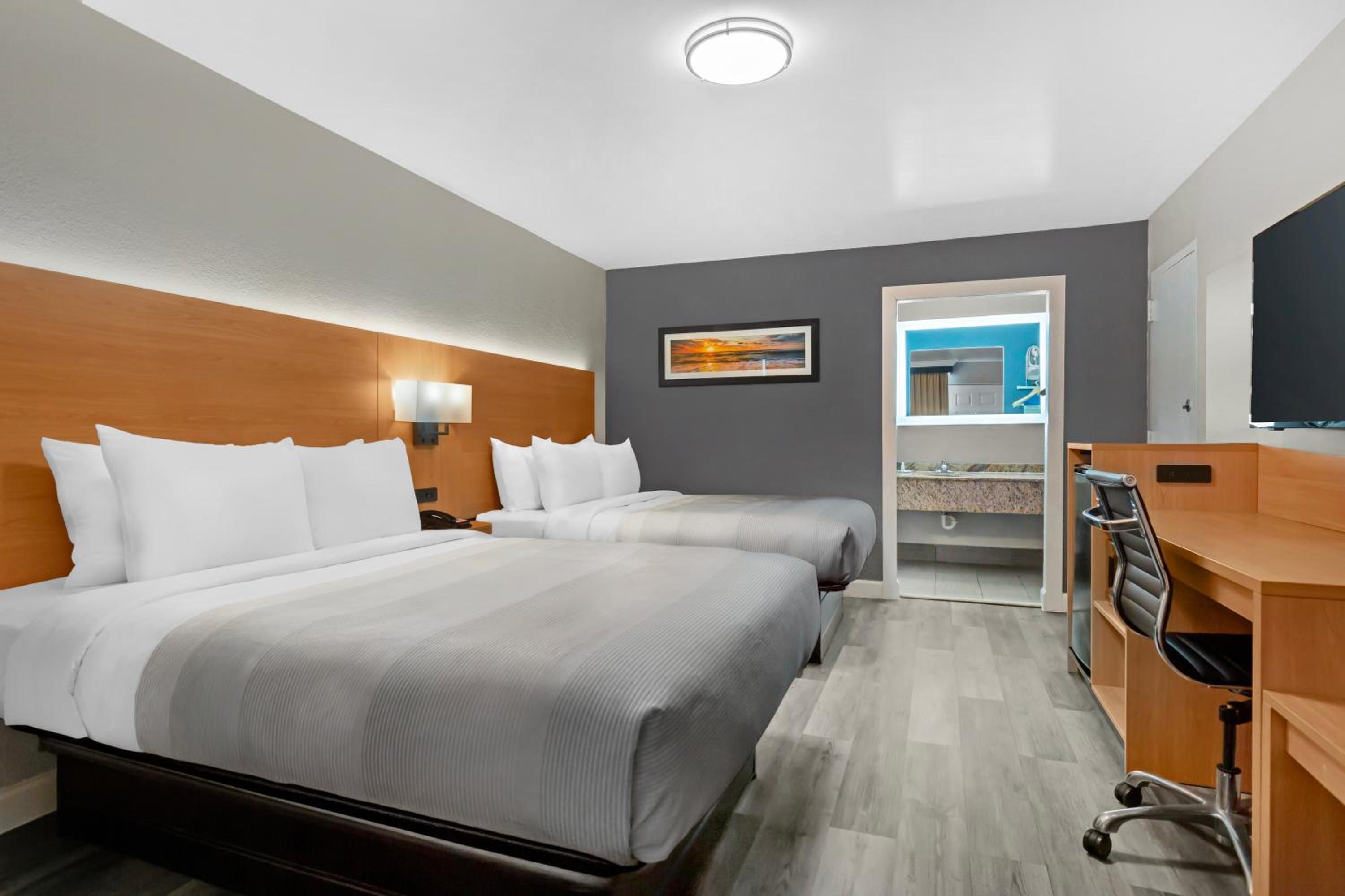 Queen Room with Two Queen Beds - Non-Smoking - Photo 1