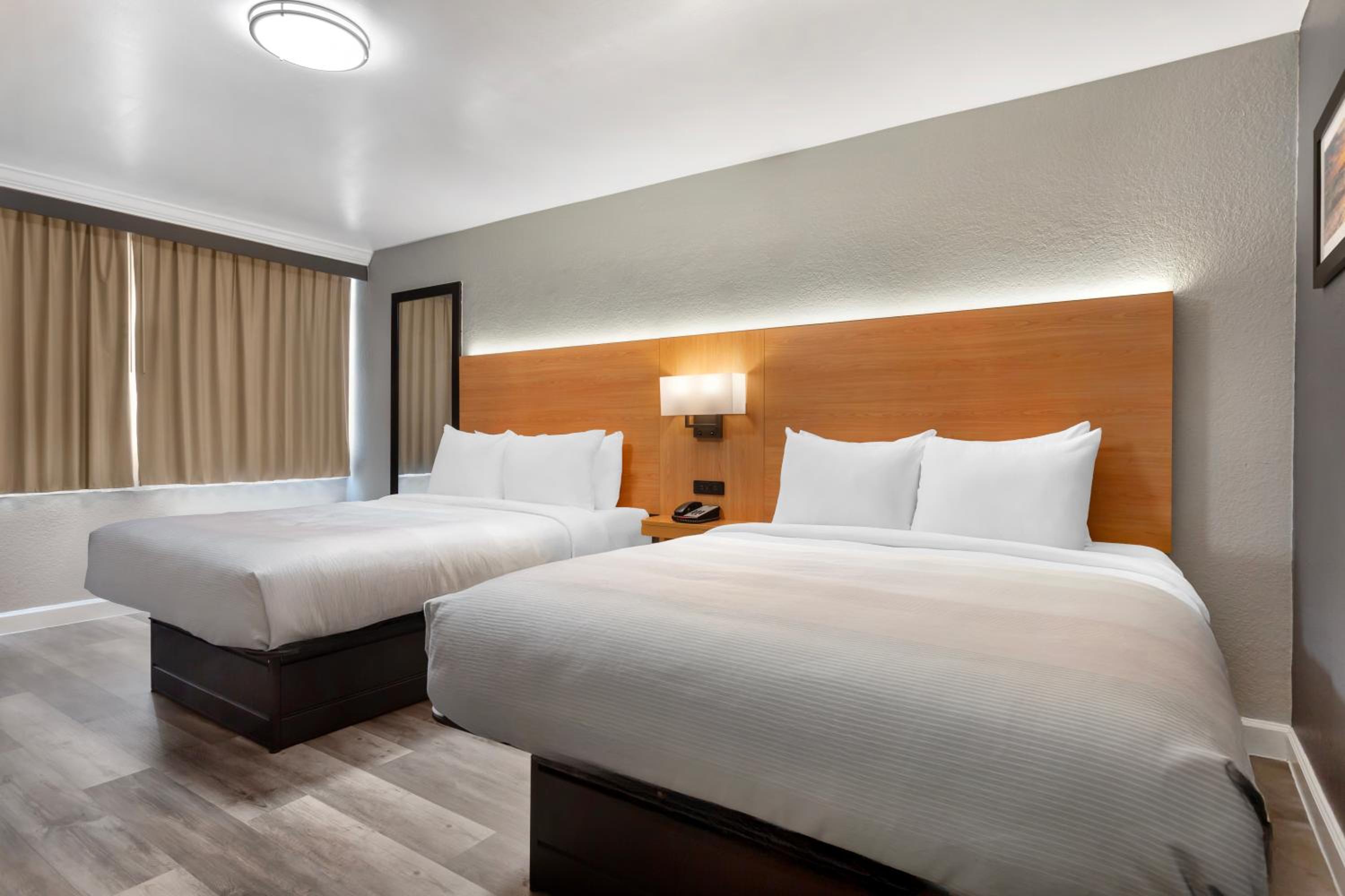 Queen Room with Two Queen Beds - Non-Smoking - Photo 2