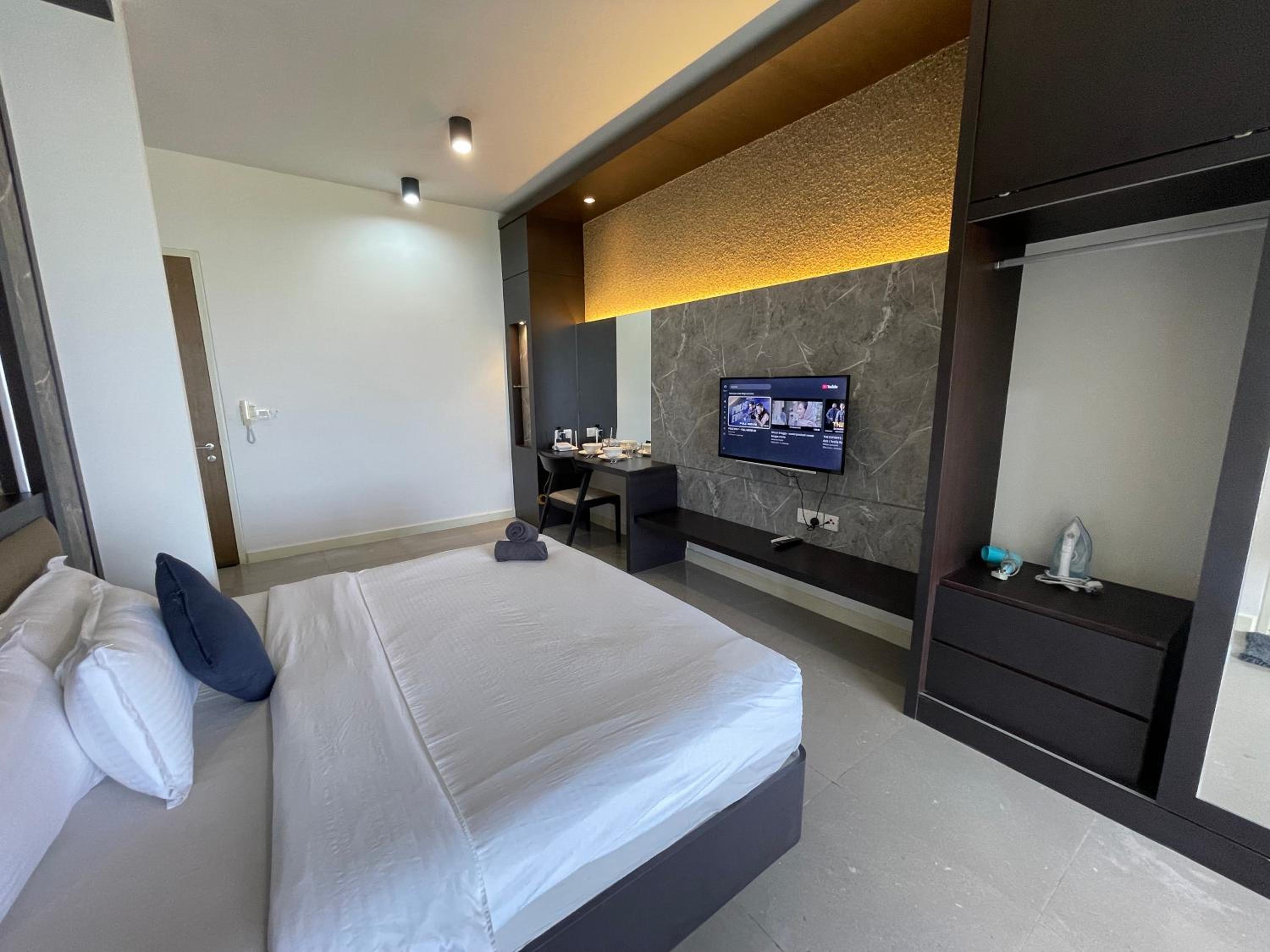 Queen Room with Sea View - Photo 4