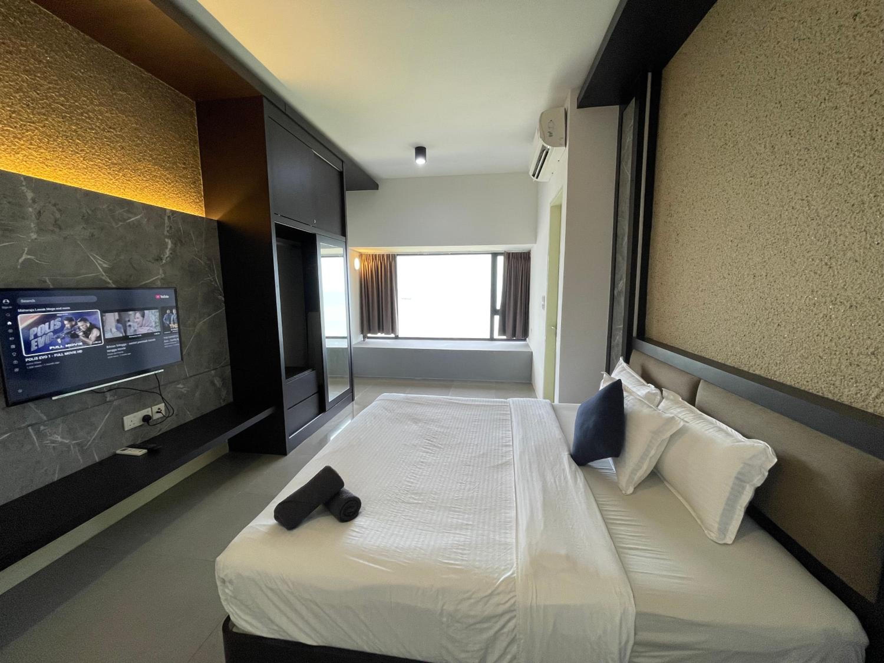 Queen Room with Sea View - Photo 7