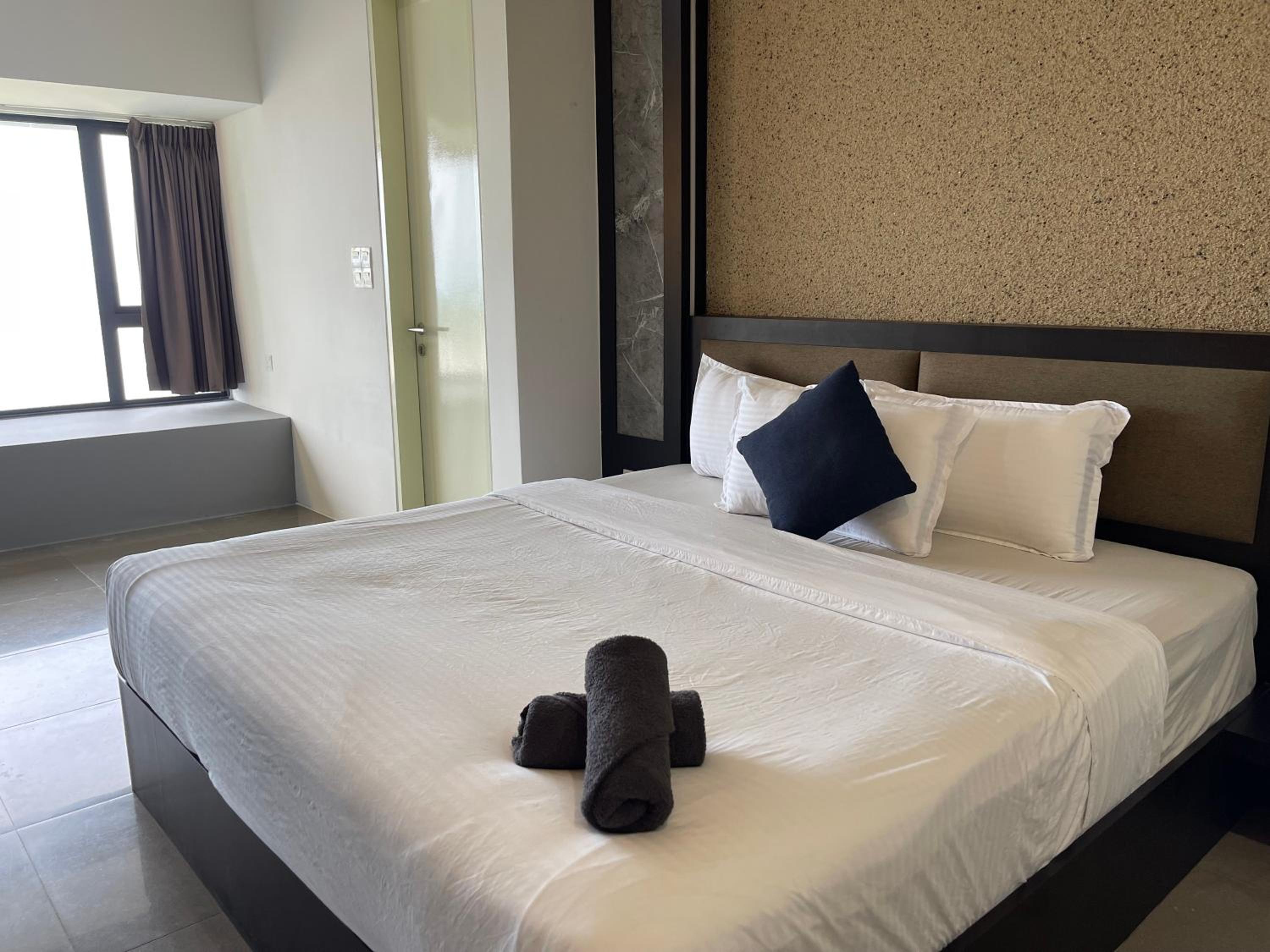Queen Room with Sea View - Photo 8