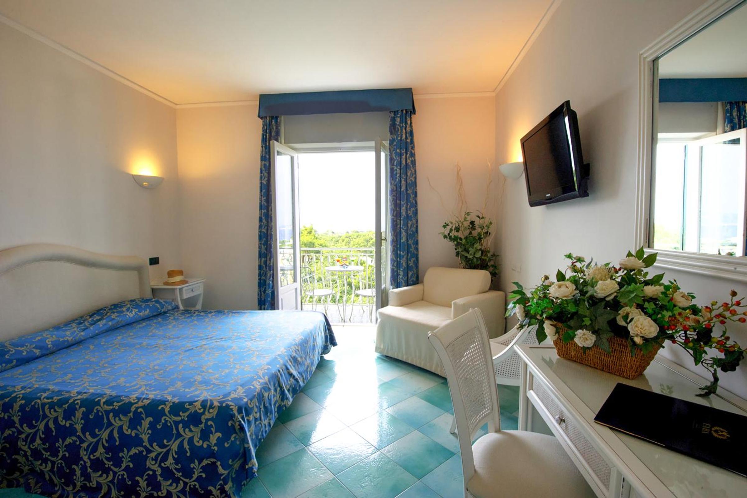 Comfort Double Room with Side Sea View and Spa Access photo 3