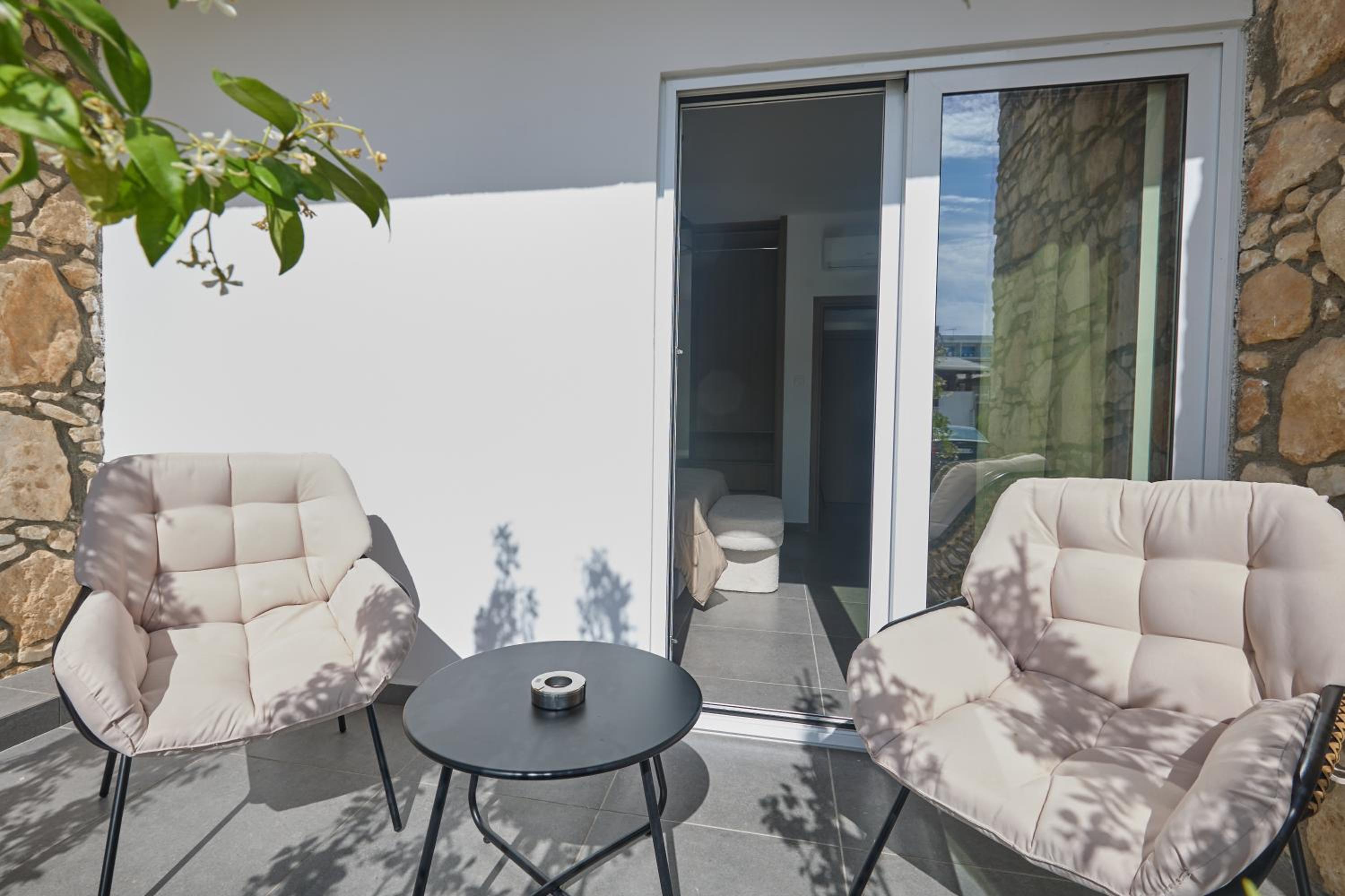 One-Bedroom Apartment with Garden photo 2