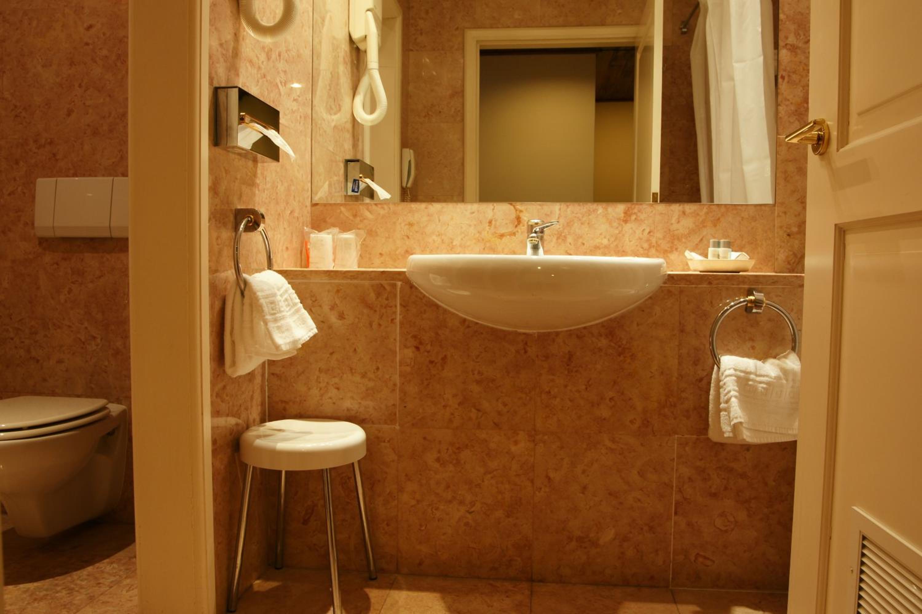 Classic Double or Twin Room - Photo 2