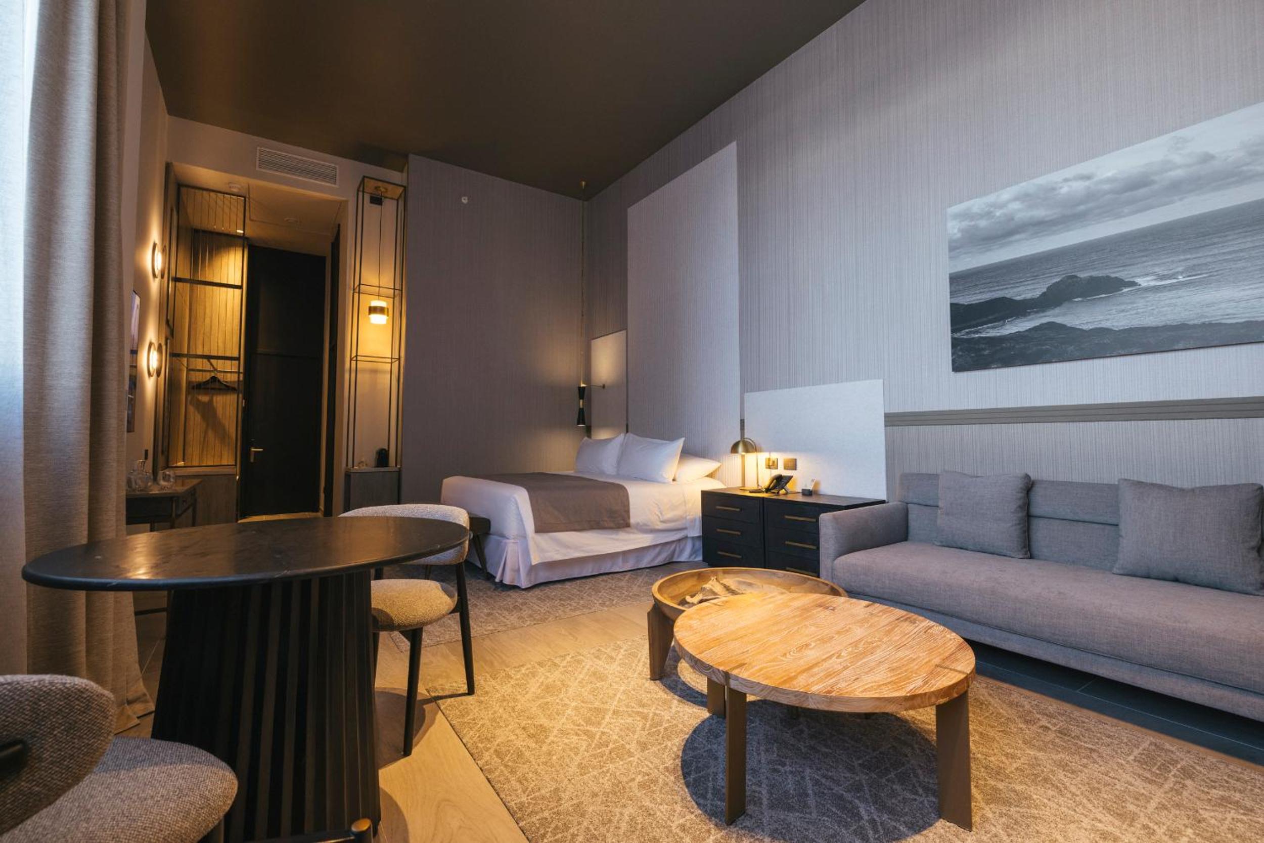 Suite - Photo 1