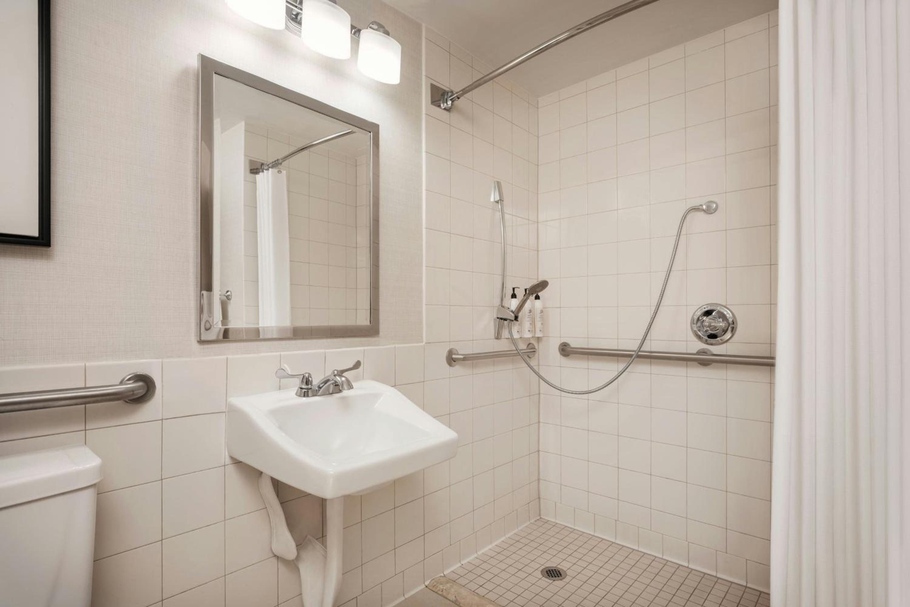 King Room with Adapted Tub - Mobility and Hearing Accessible - Photo 5