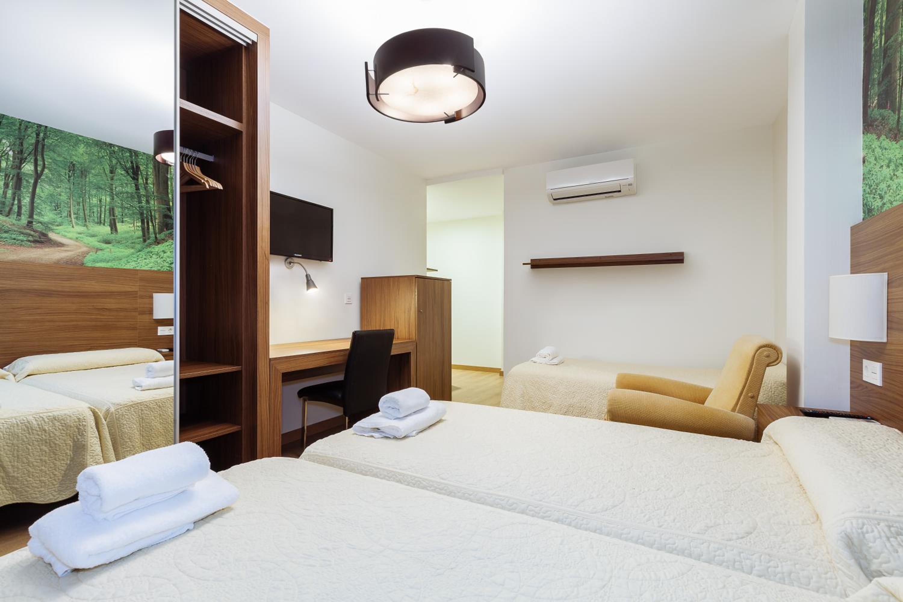 Triple Room with Private Bathroom - Photo 3