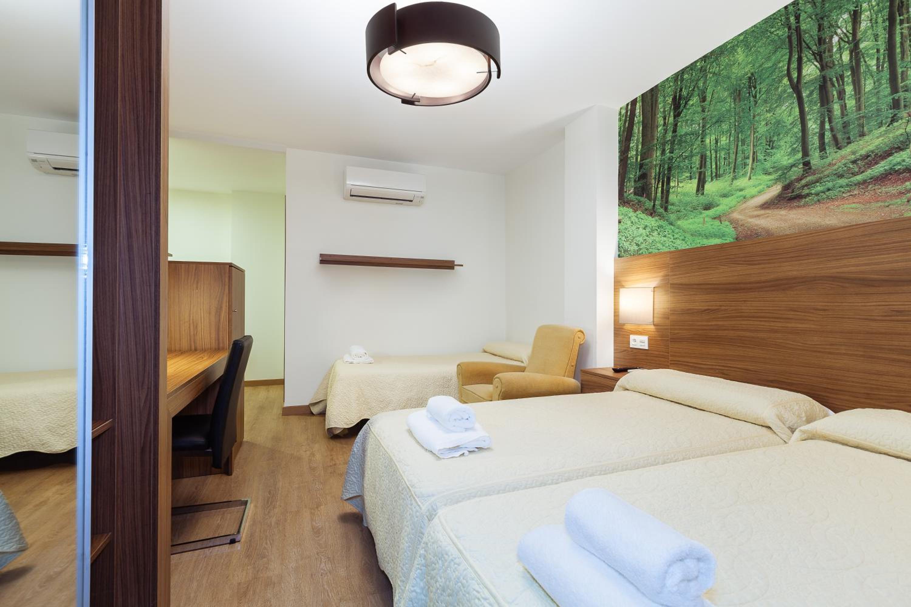 Triple Room with Private Bathroom - Photo 2