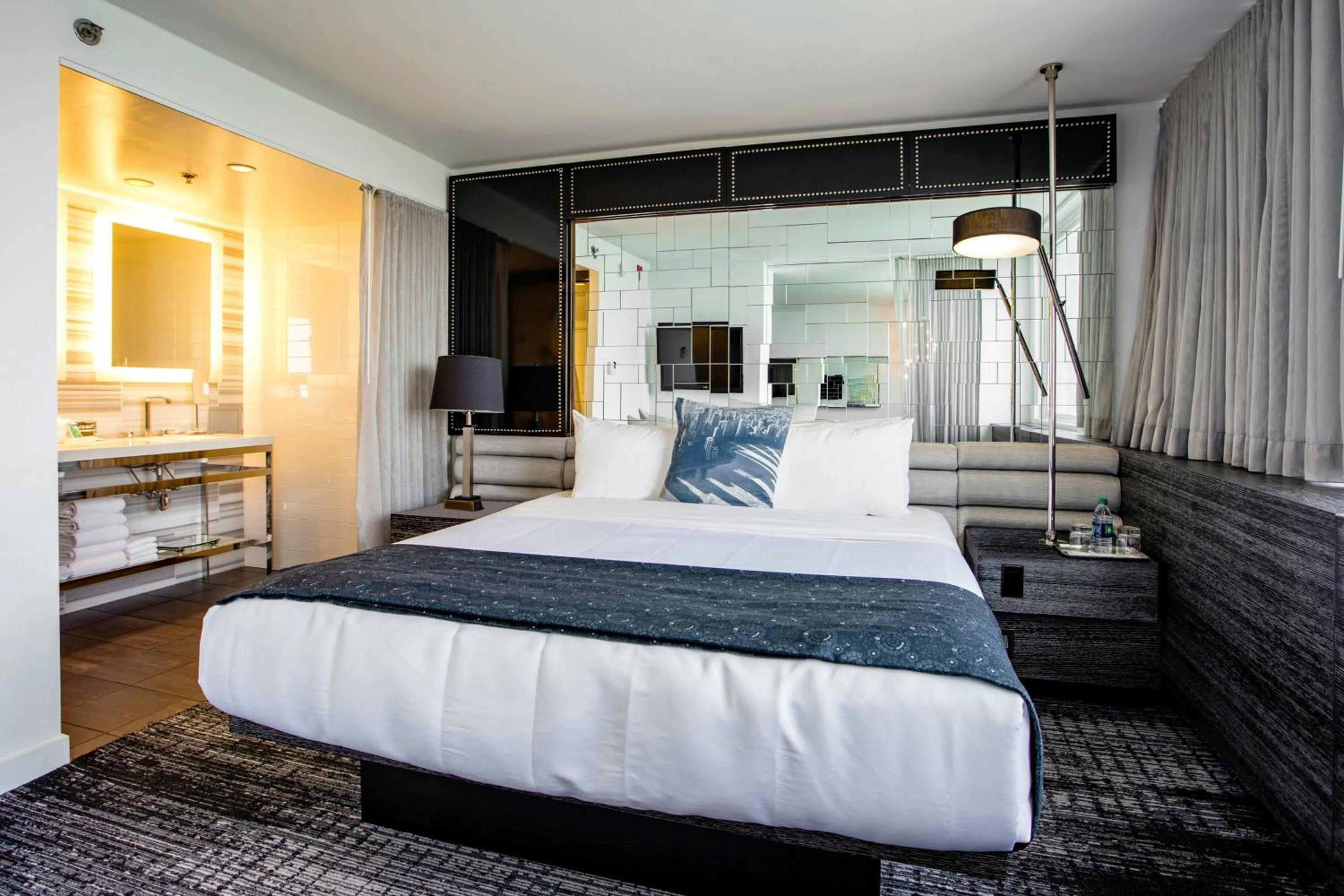 One-Bedroom King Suite with Lake View - Photo 3