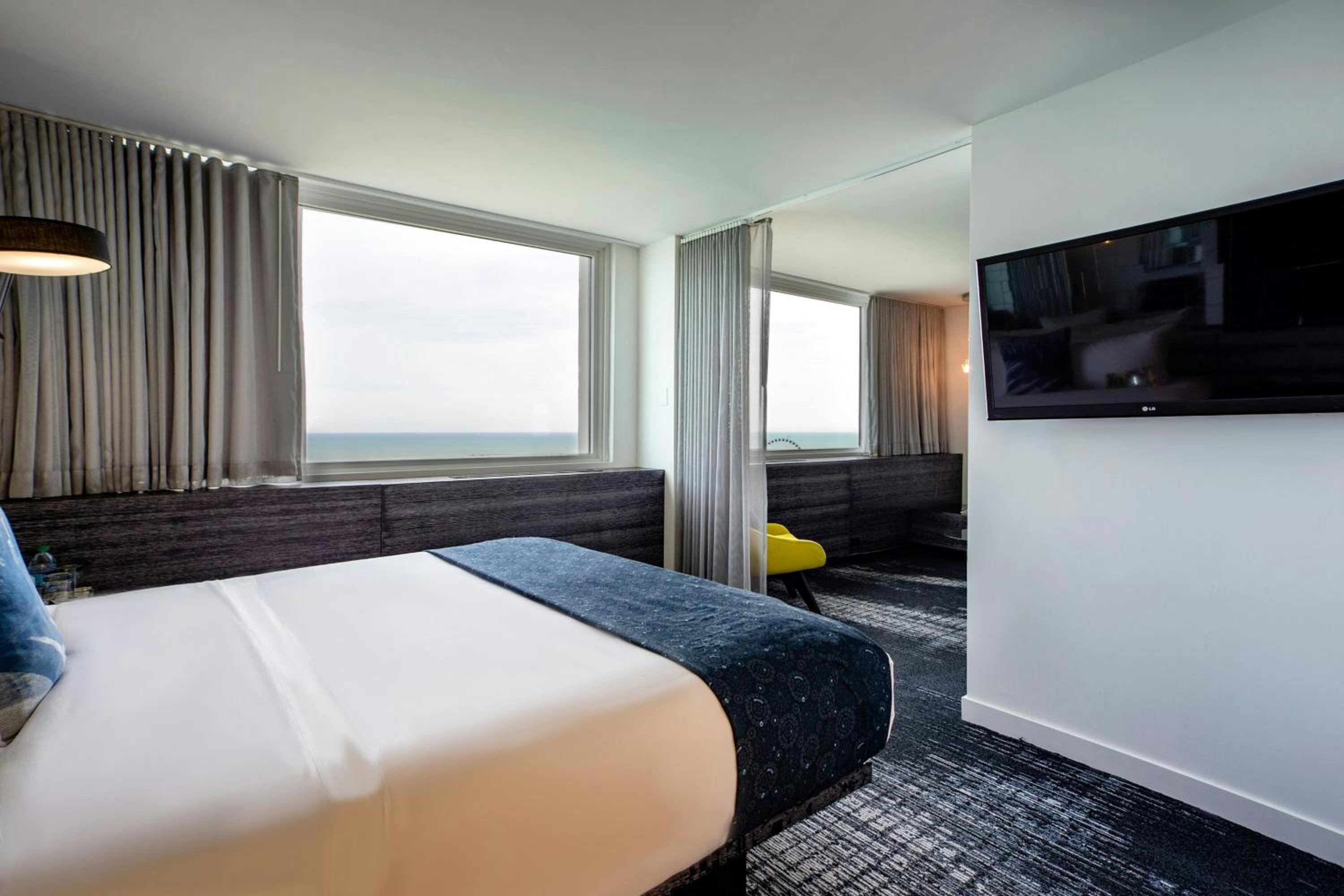 One-Bedroom King Suite with Lake View - Photo 6