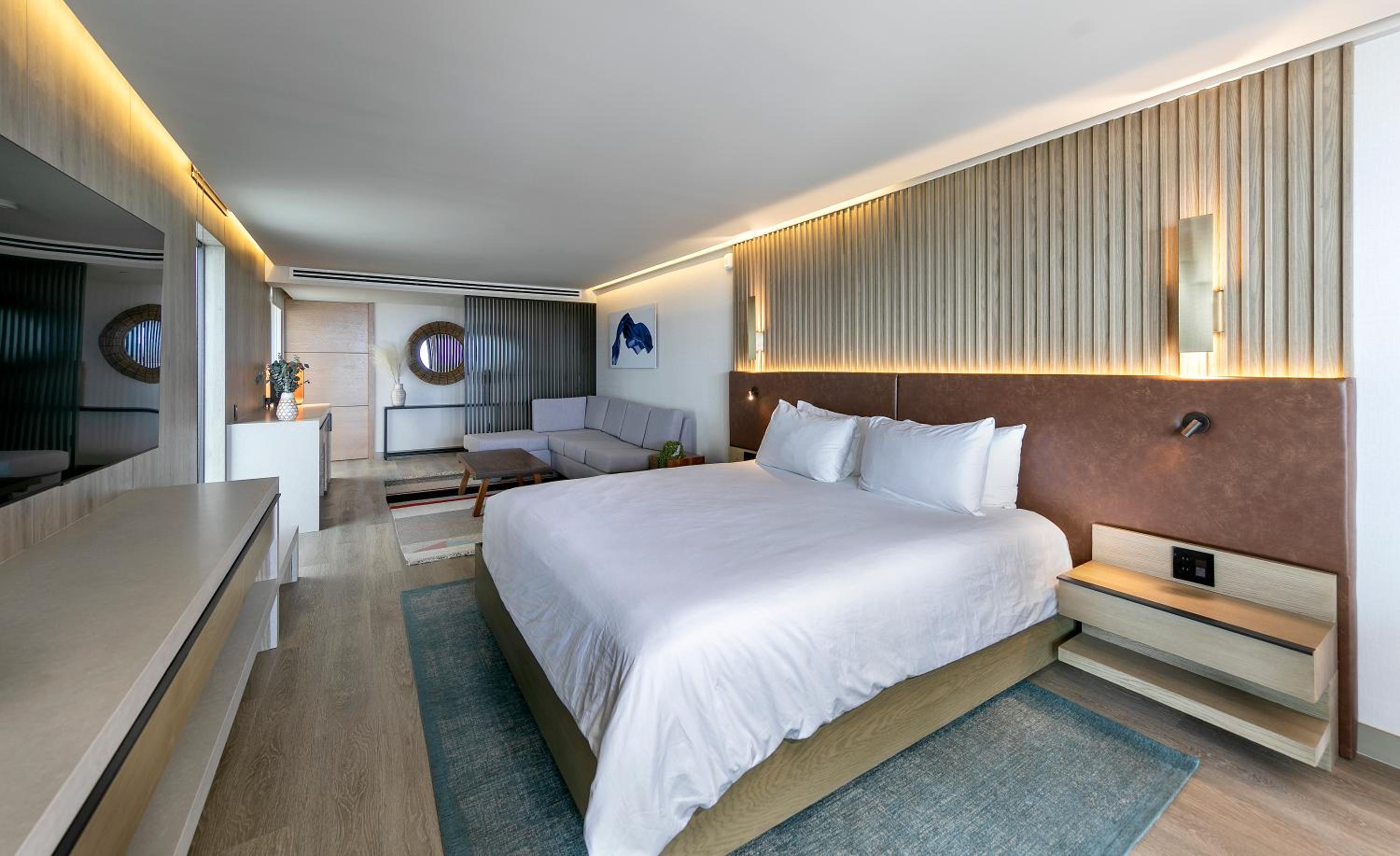 ALL NEW! Shores VIP Corner Suite - Photo 4