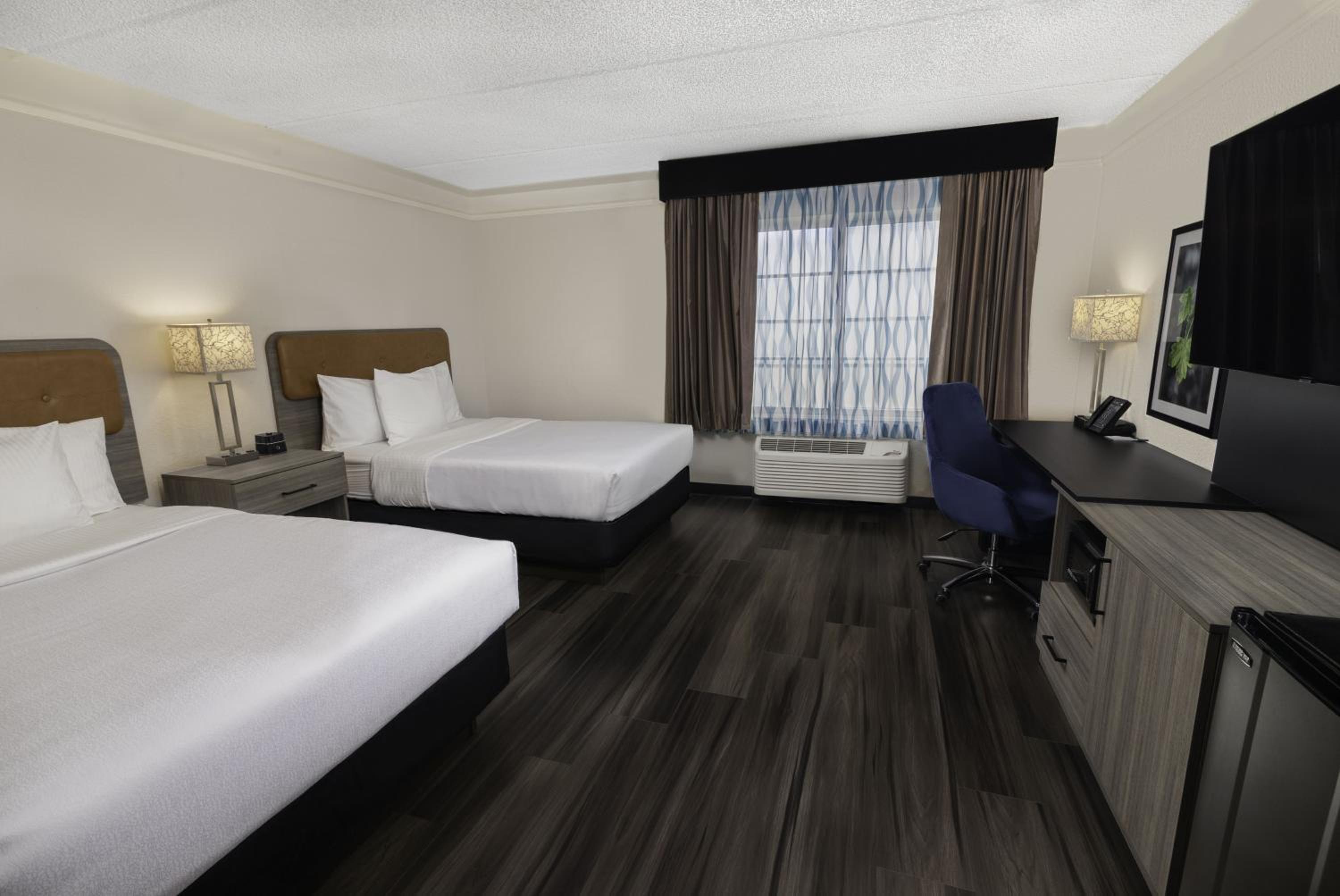 Queen Room with Two Queen Beds - Non-Smoking - Photo 5