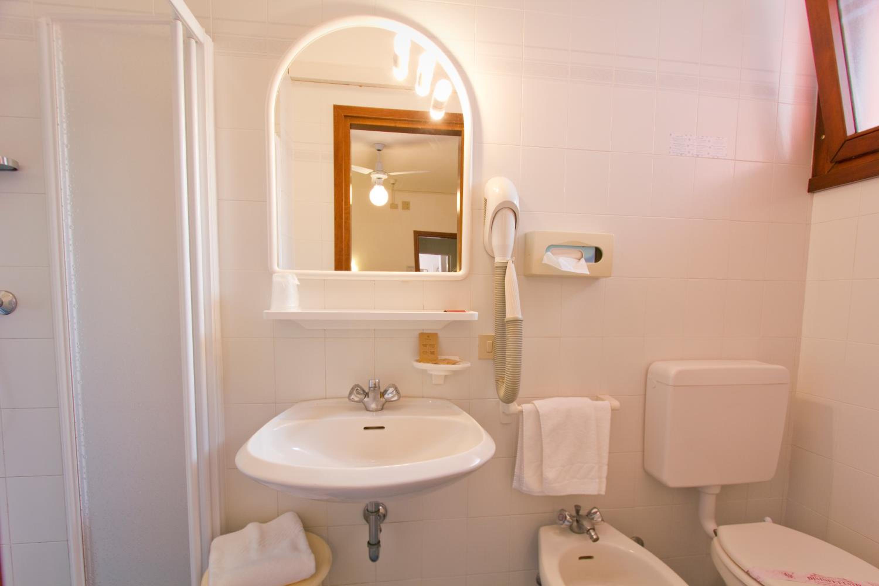 Double Room with Balcony - Photo 11