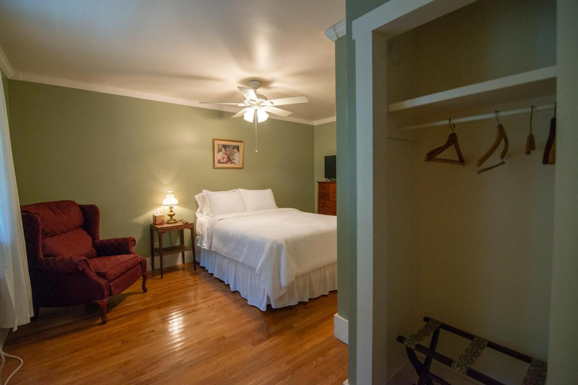 Deluxe Queen Room photo 2