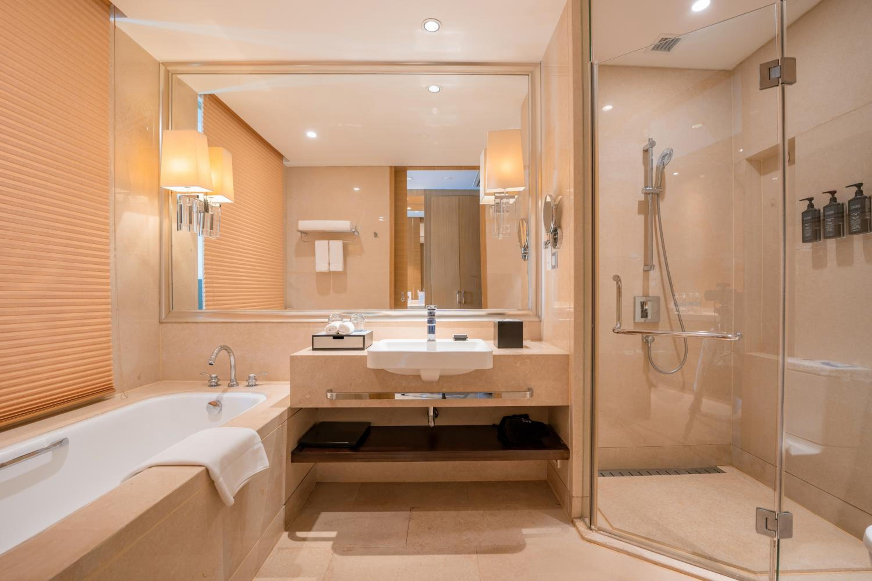 Club, Executive lounge access, Guest room, 2 Double photo 2