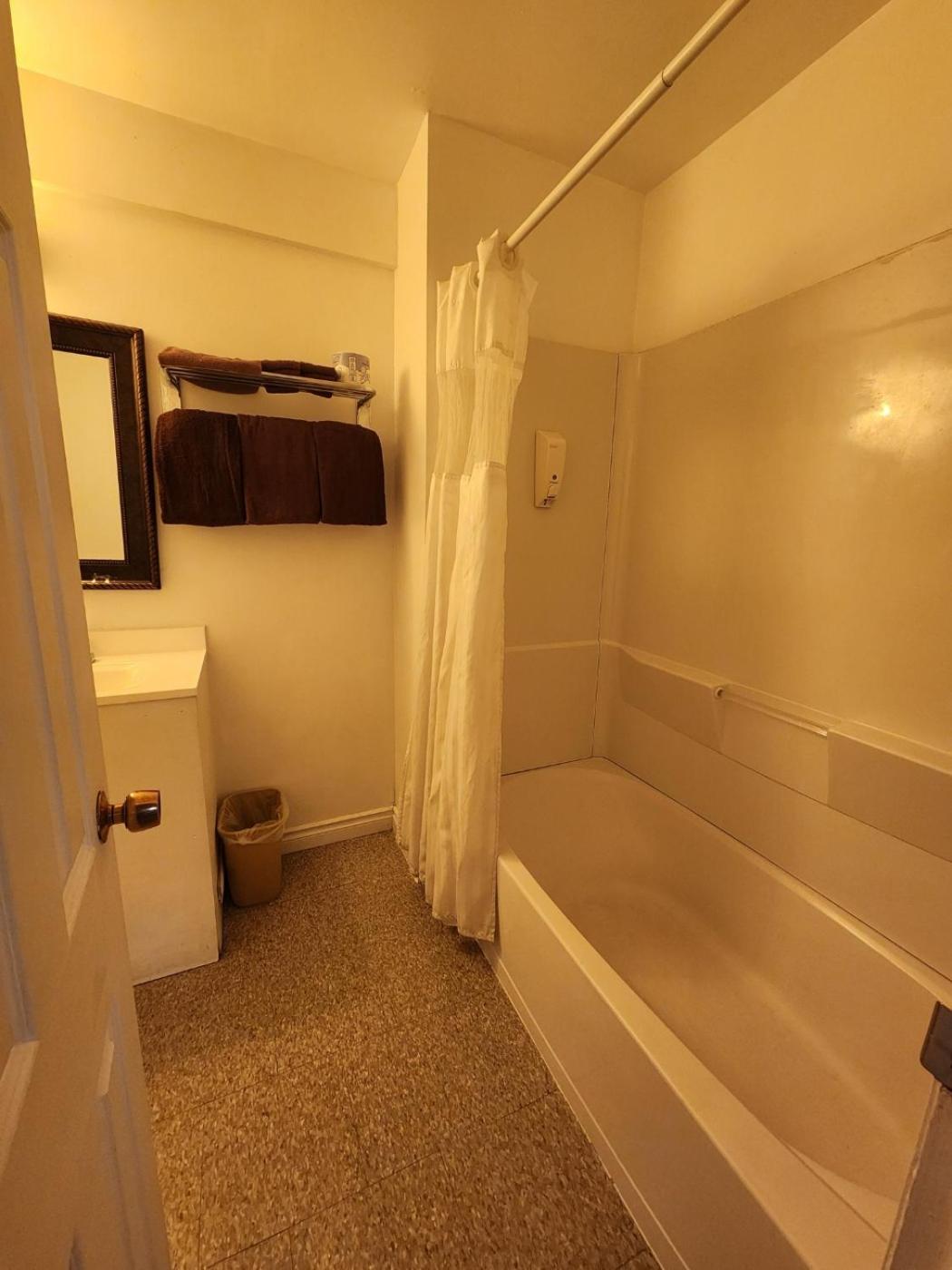 Triple Room - Non-Smoking photo 2