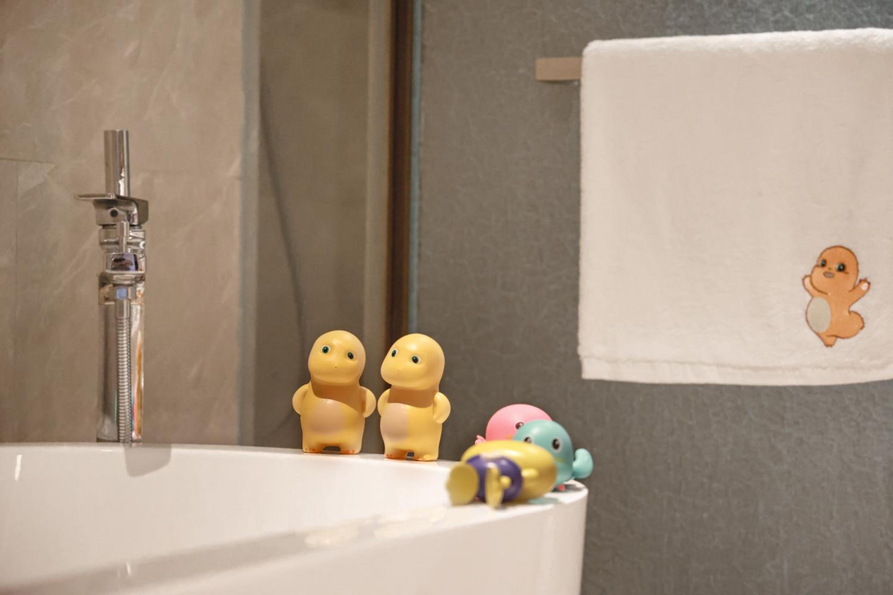 Cute cartoon themed parent-child room (King bed+bunk bed type+kitchen+balcony+Children's themed room card+Free self-service laundry)