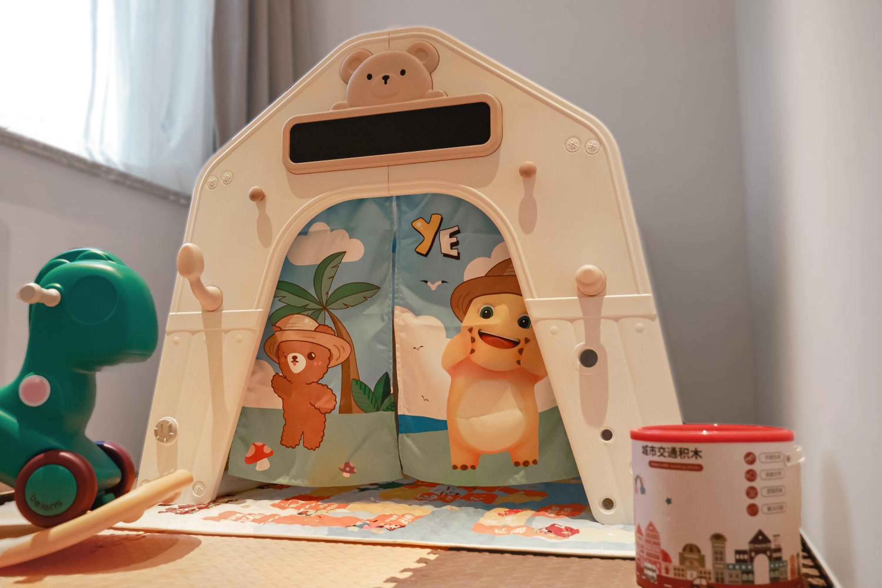 Cute cartoon themed parent-child room (King bed+bunk bed type+kitchen+balcony+Children's themed room card+Free self-service laundry)