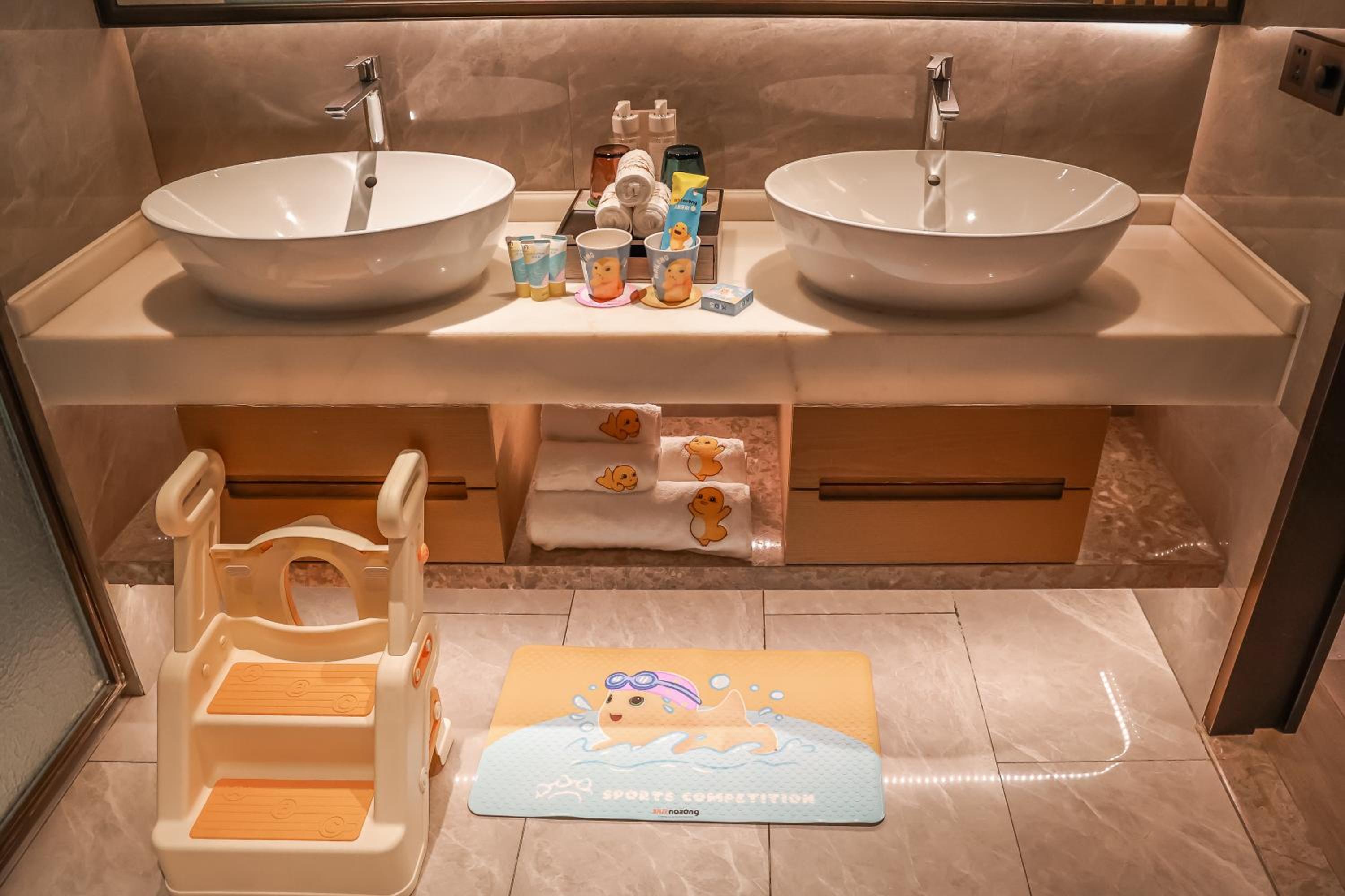 Cute cartoon themed parent-child room (King bed+bunk bed type+kitchen+balcony+Children's themed room card+Free self-service laundry)