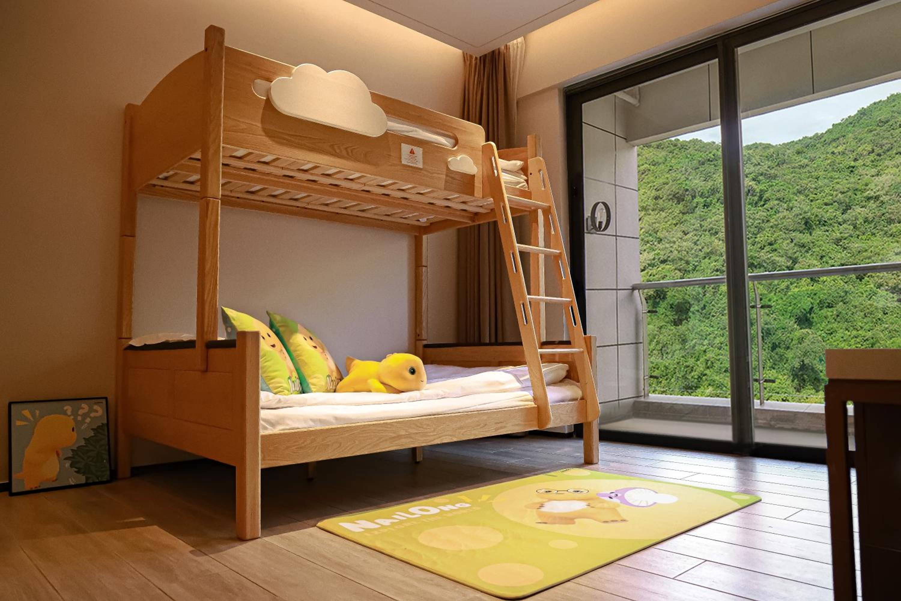 Cute cartoon themed parent-child room (King bed+bunk bed type+kitchen+balcony+Children's themed room card+Free self-service laundry)