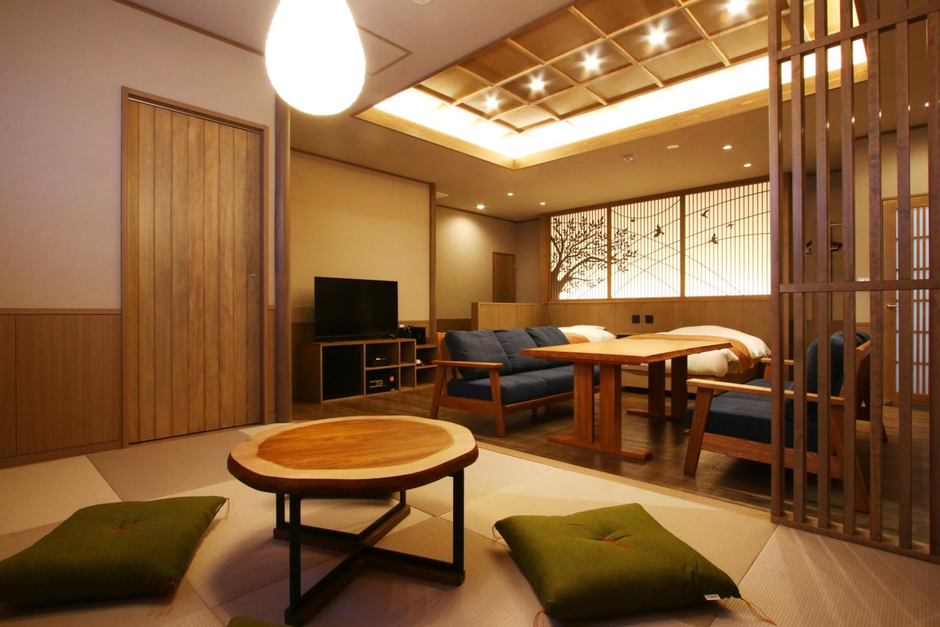 Suite with Hot Tub photo 2