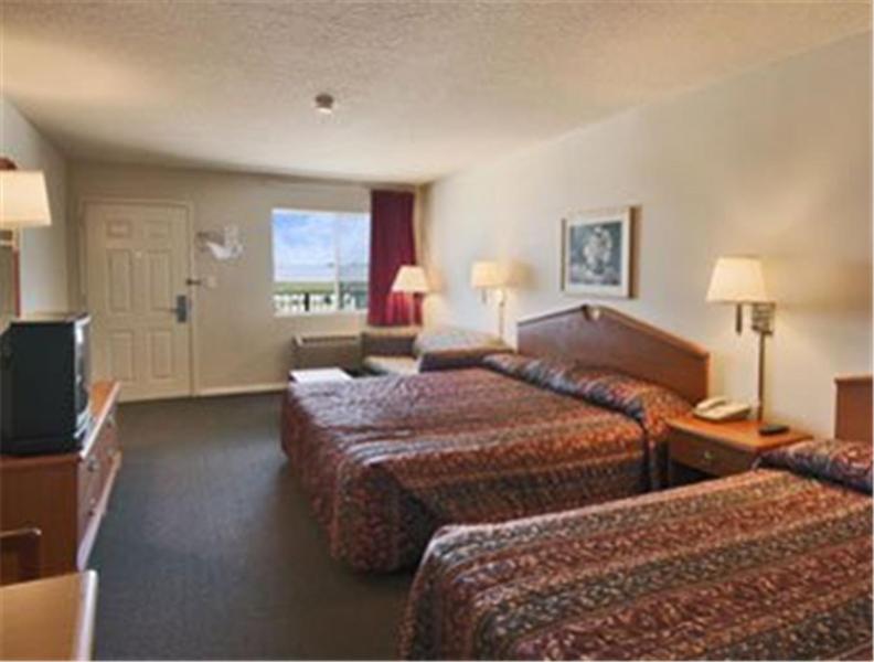 Queen Room with Two Queen Beds photo 1
