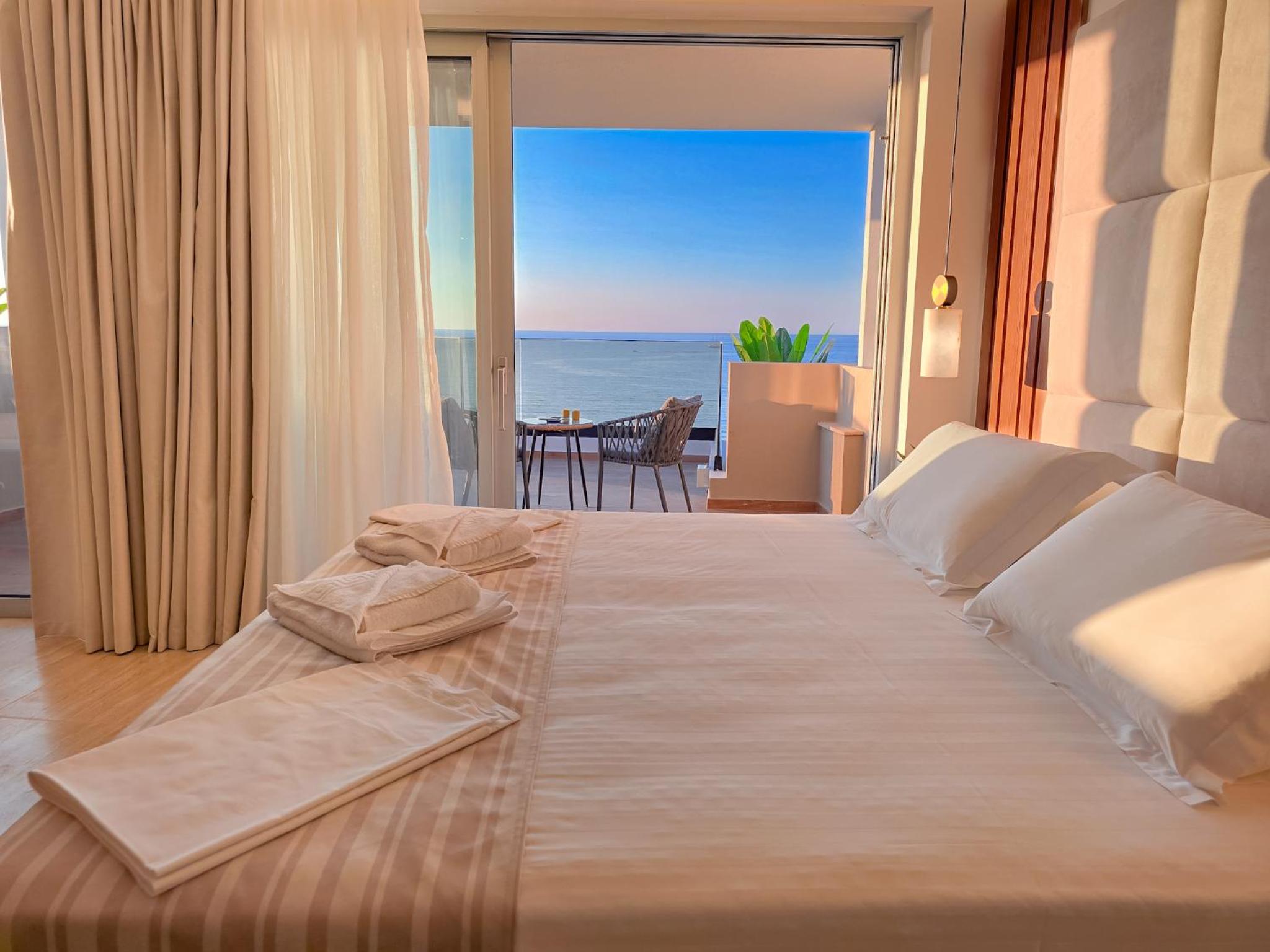 Deluxe Double Room with Balcony and Sea View photo 1