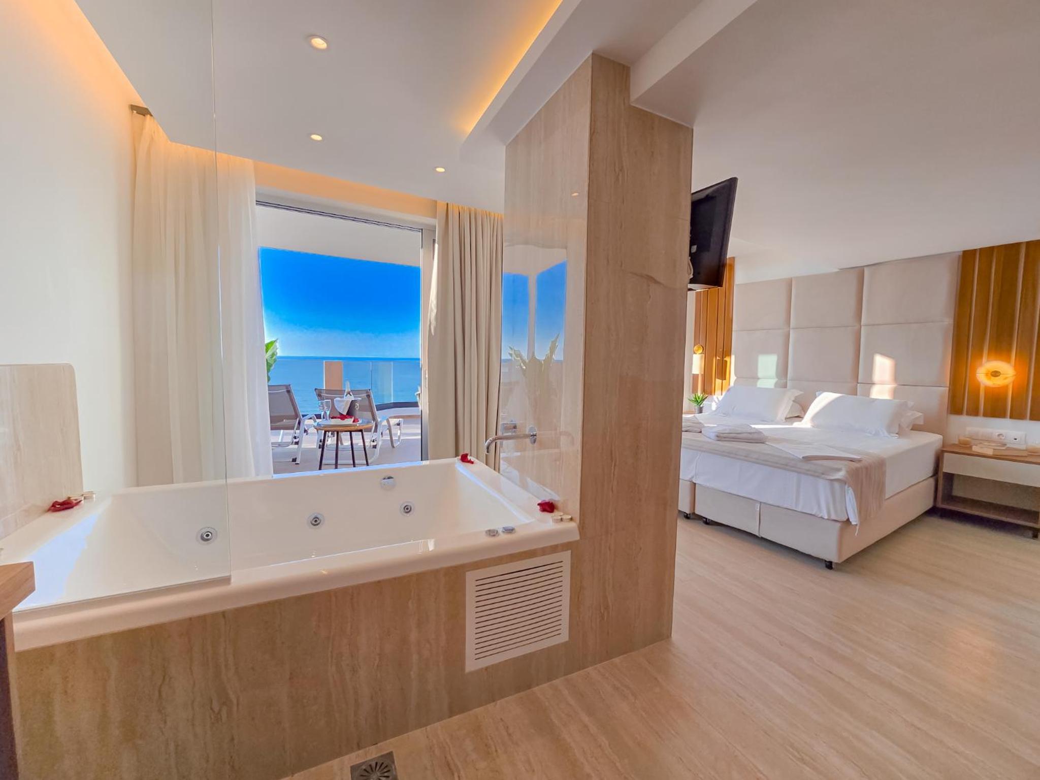 Deluxe Double Room with Balcony and Sea View photo 2