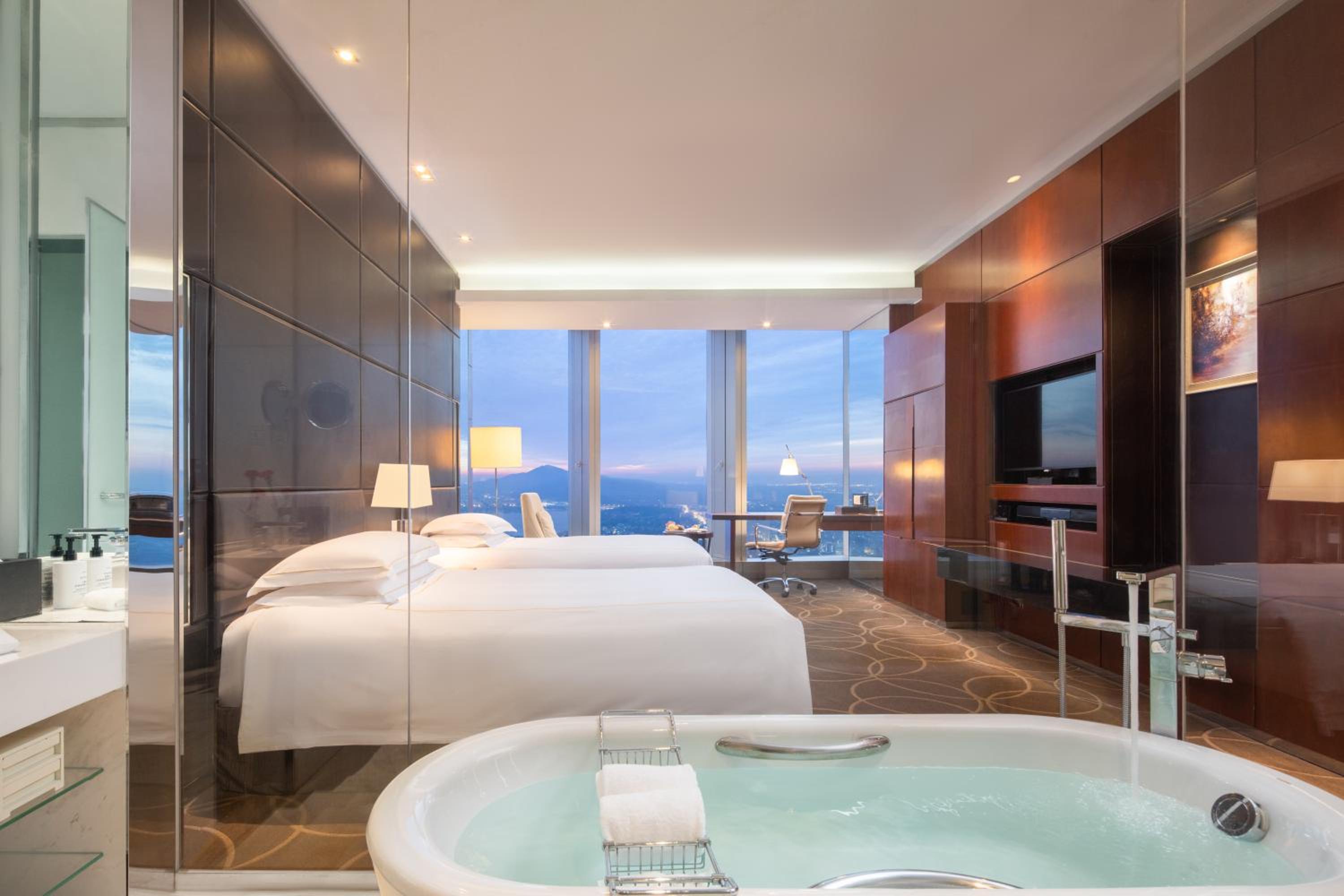 Classic Double Room with Lake View - Club Lounge Access