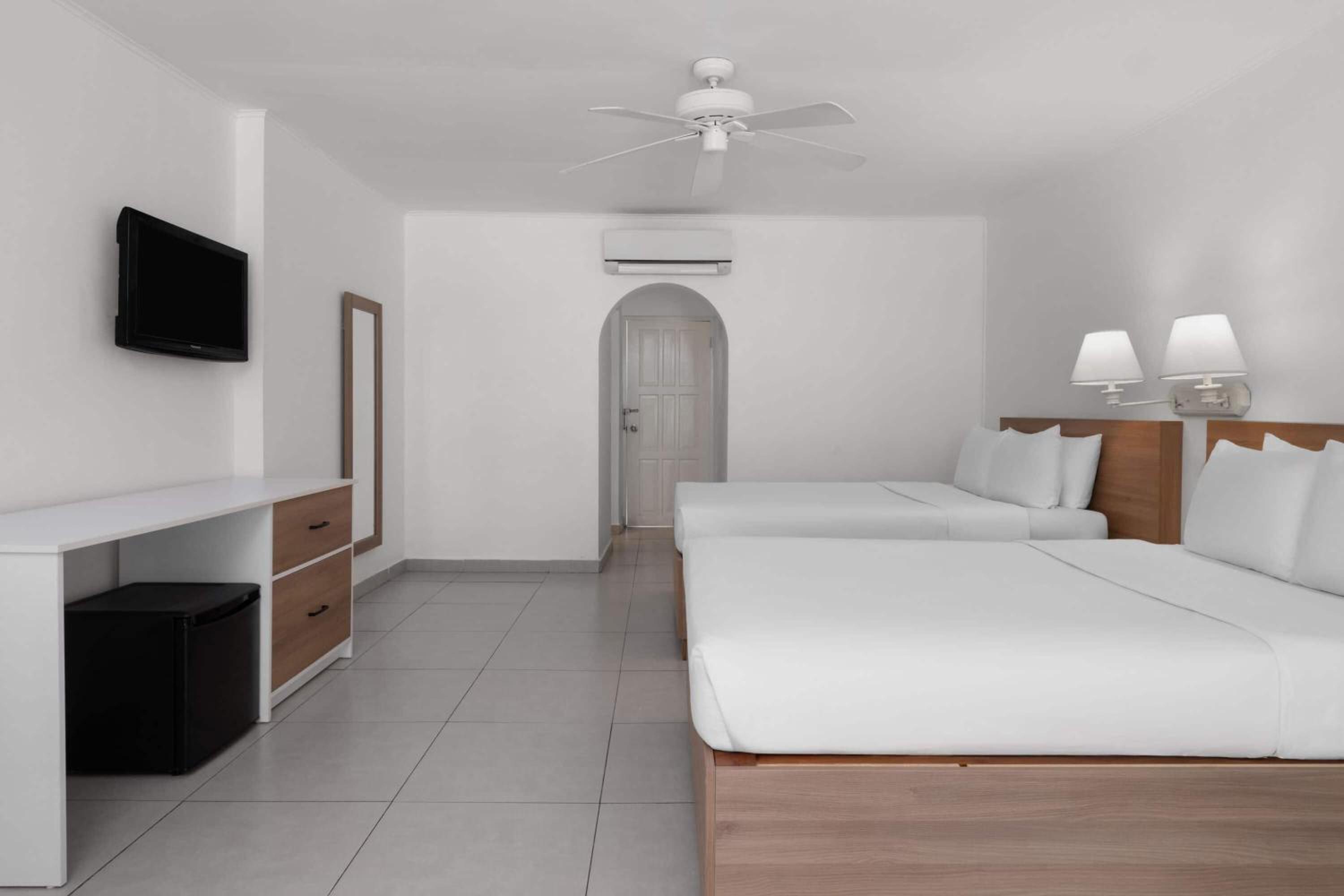 Double Room with Two Double Beds and Ocean View - Non-Smoking, photo 6