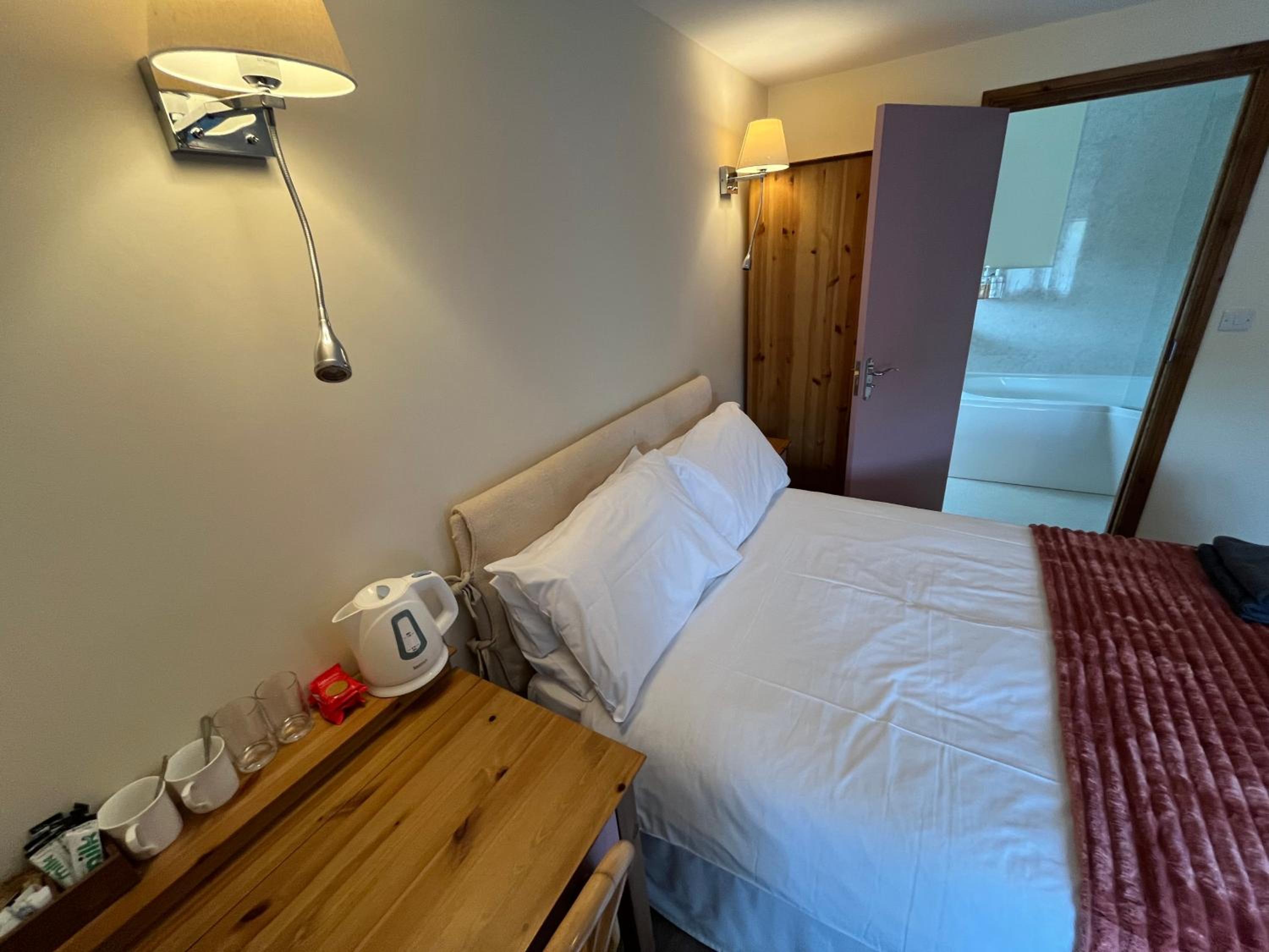 Double Room With Private Bathroom photo 3