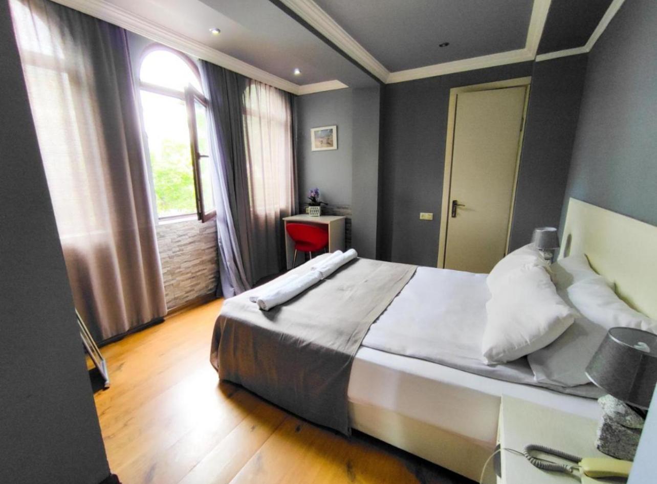 King Suite with Balcony photo 3