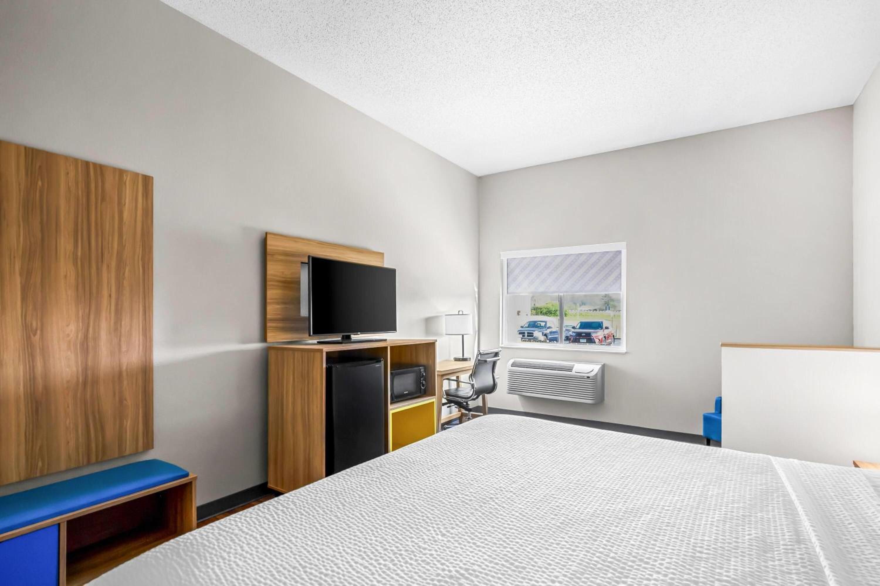 Deluxe King Suite - Non-Smoking