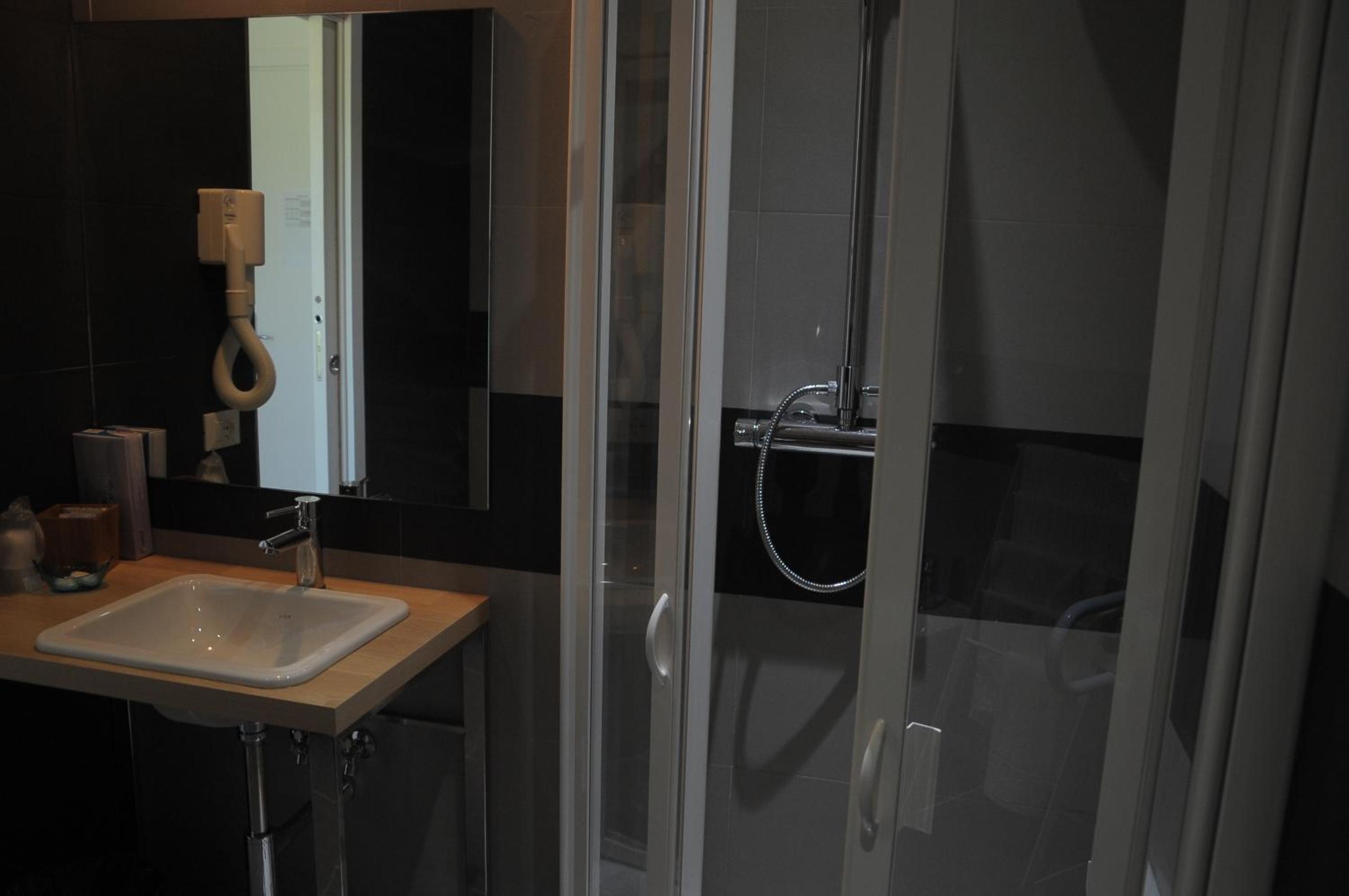 Quadruple Room - Disability Access - Photo 6