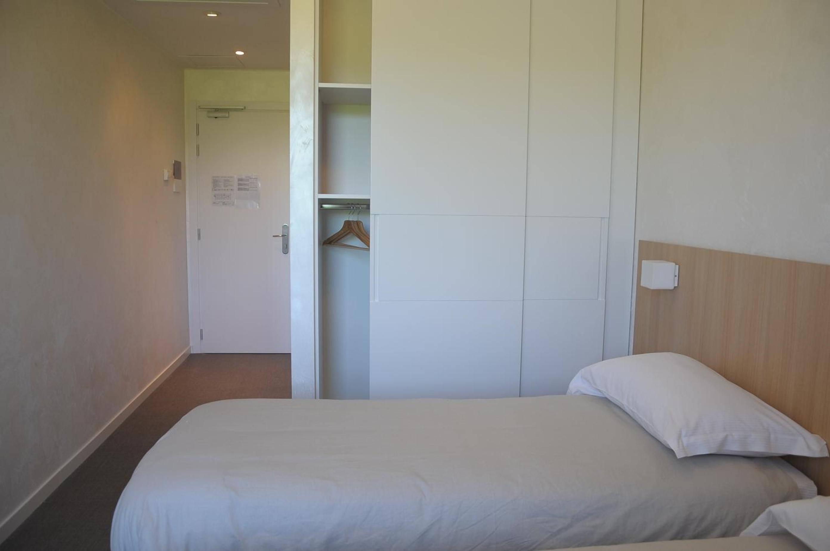 Twin Room with Bathroom - Photo 2