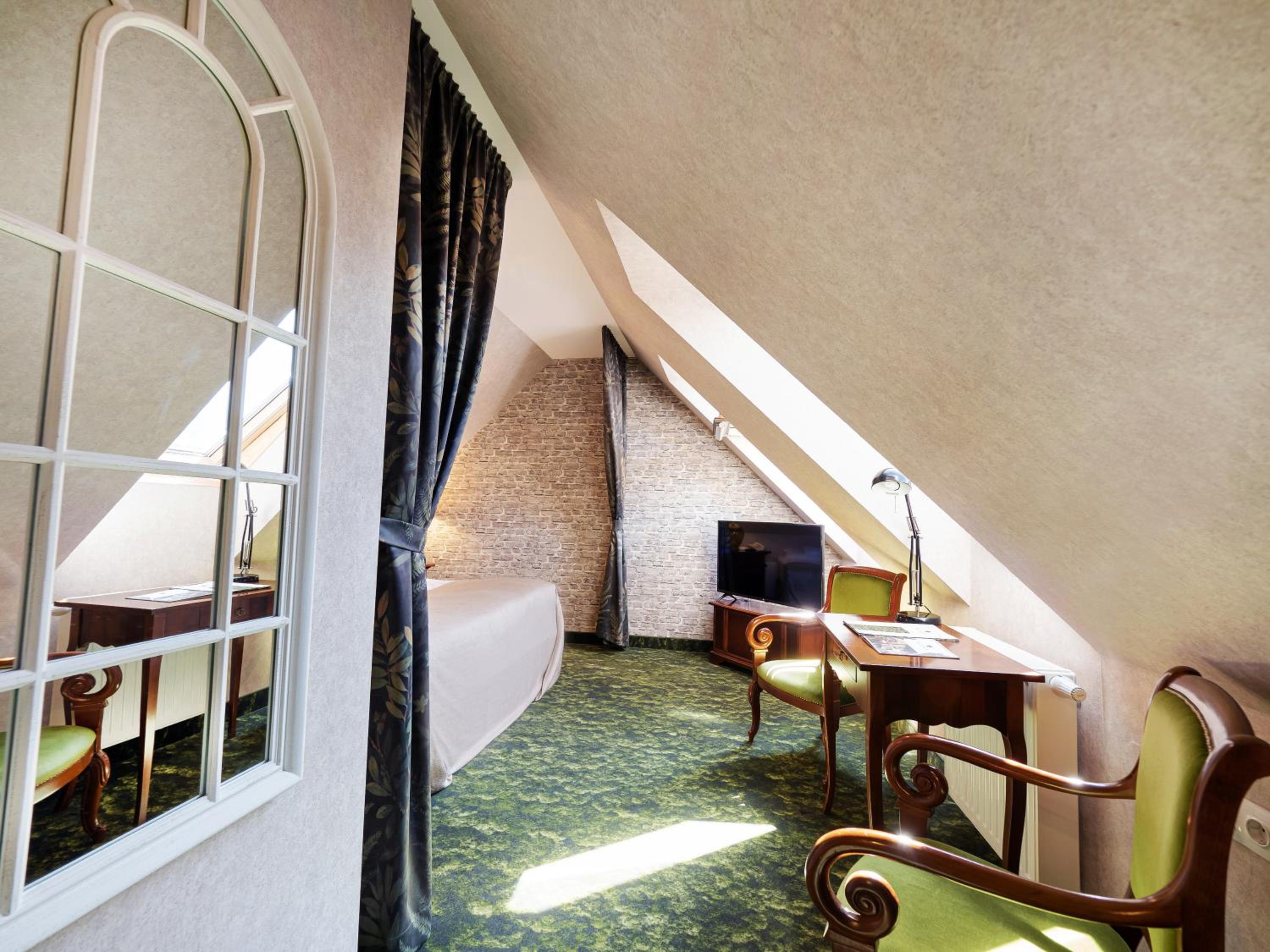 Attic Standard Queen Room photo 3