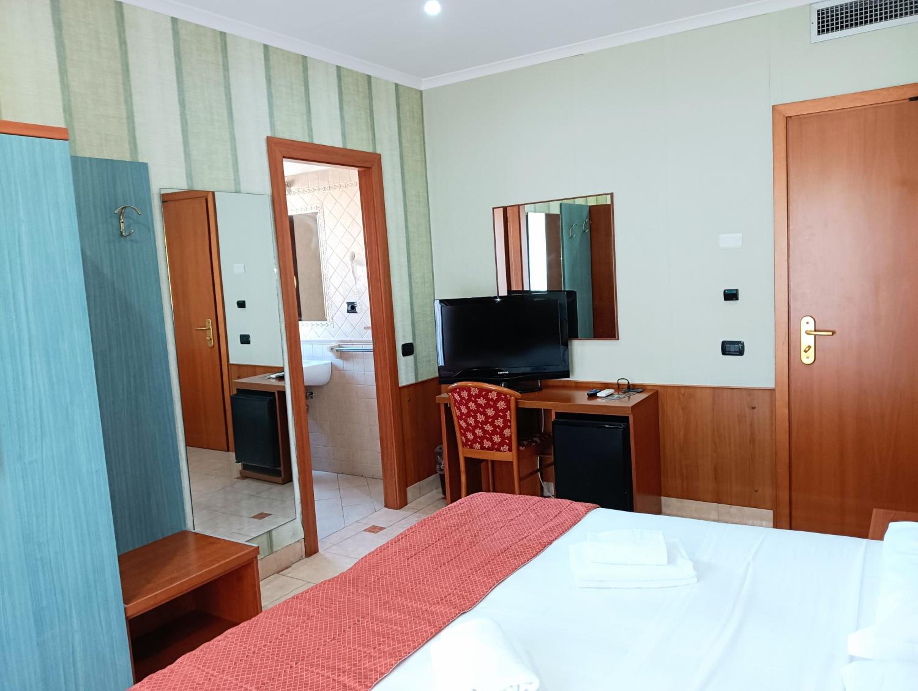 Standard Double or Twin Room with Balcony - Photo 3