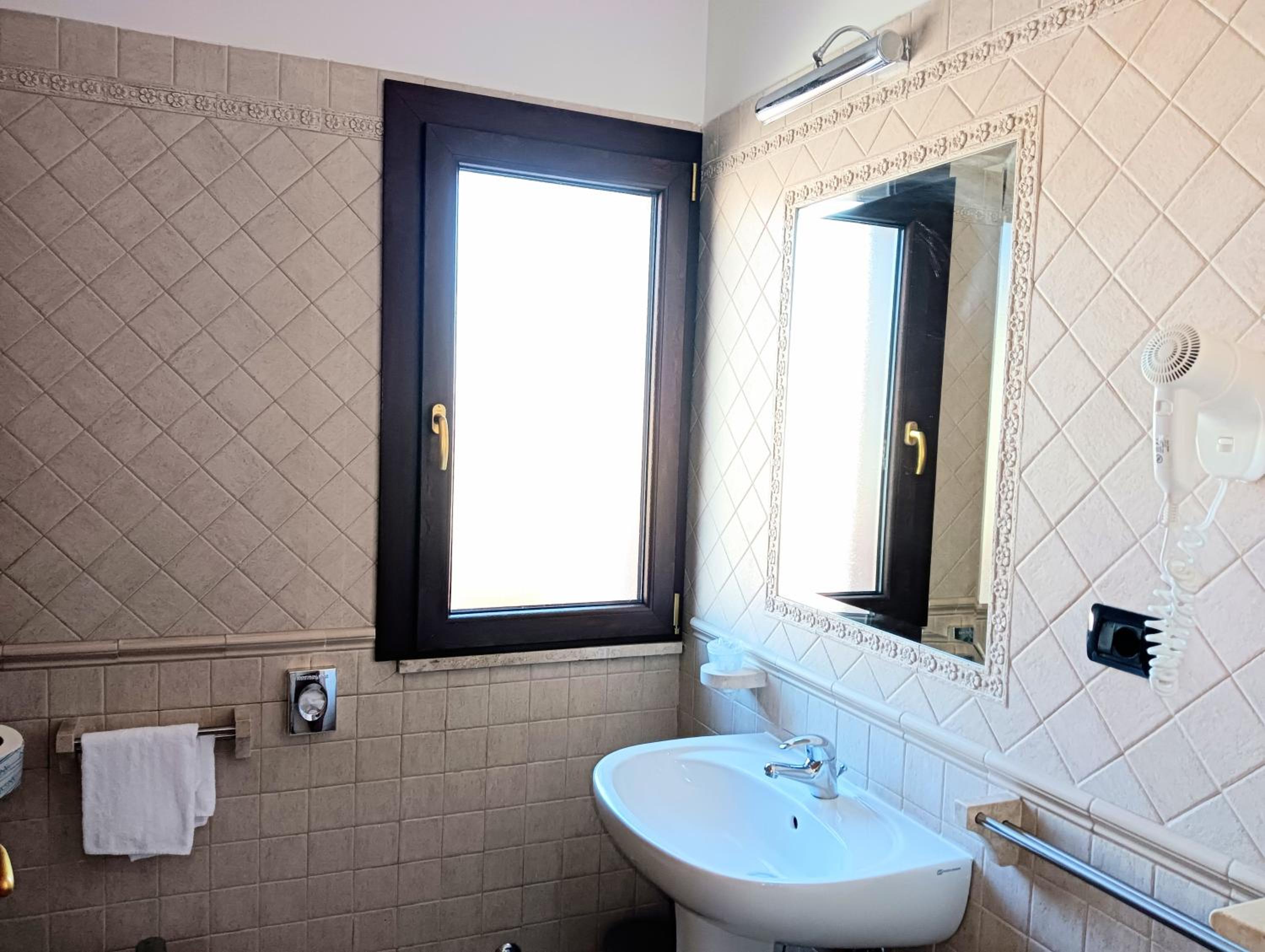 Standard Double or Twin Room with Balcony - Photo 5