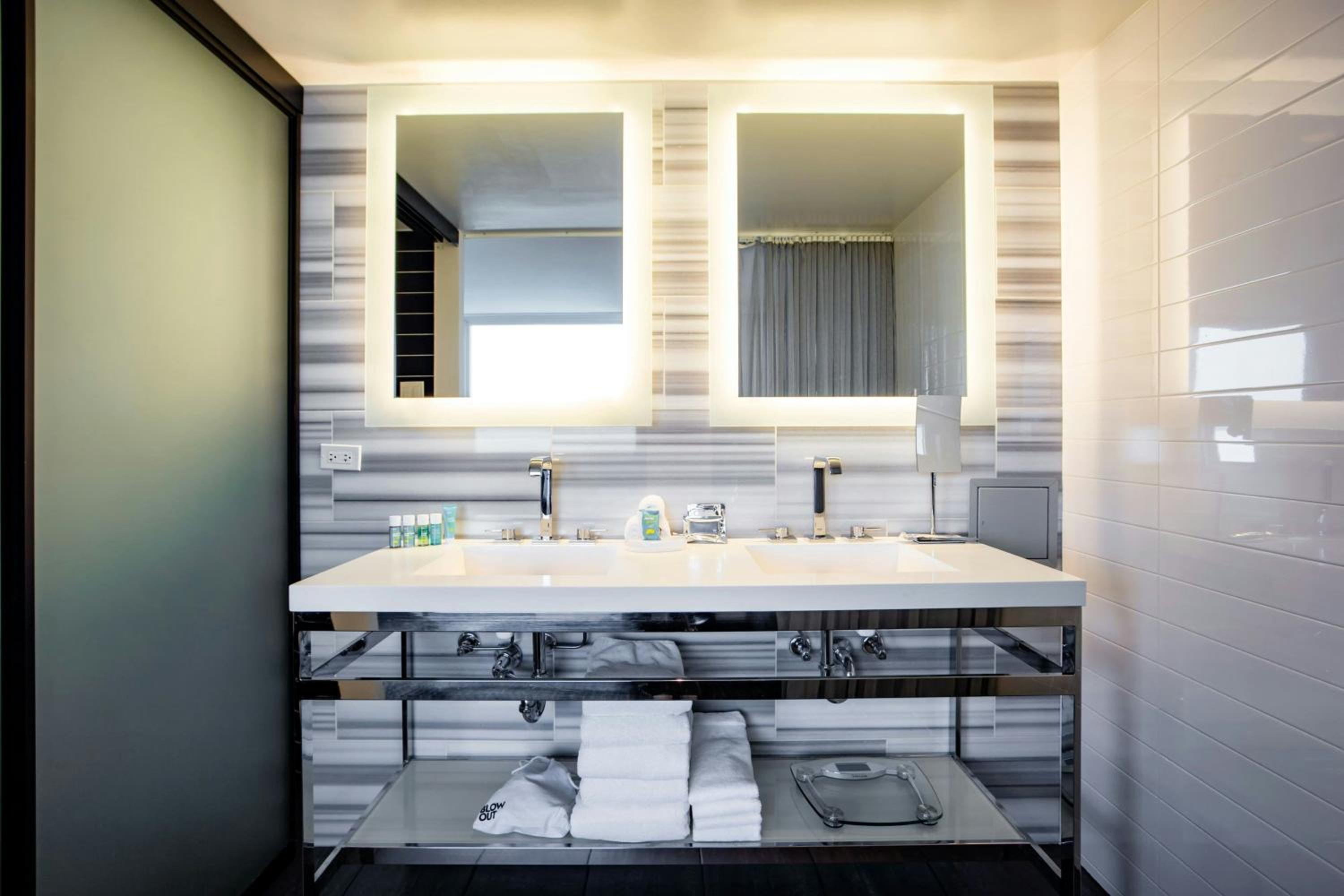 One-Bedroom King Suite with Lake View - Photo 2