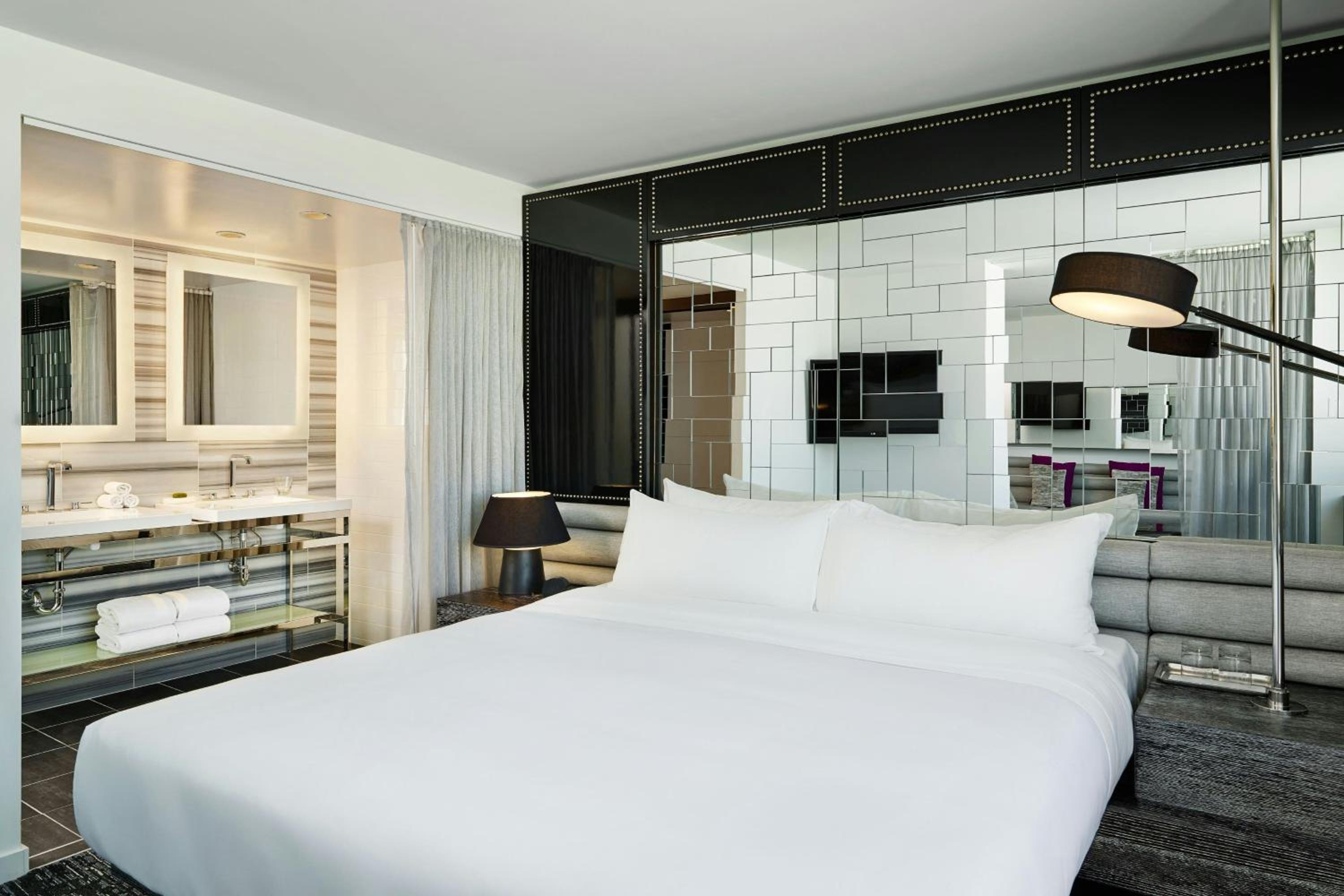 One-Bedroom King Suite with Lake View - Photo 4