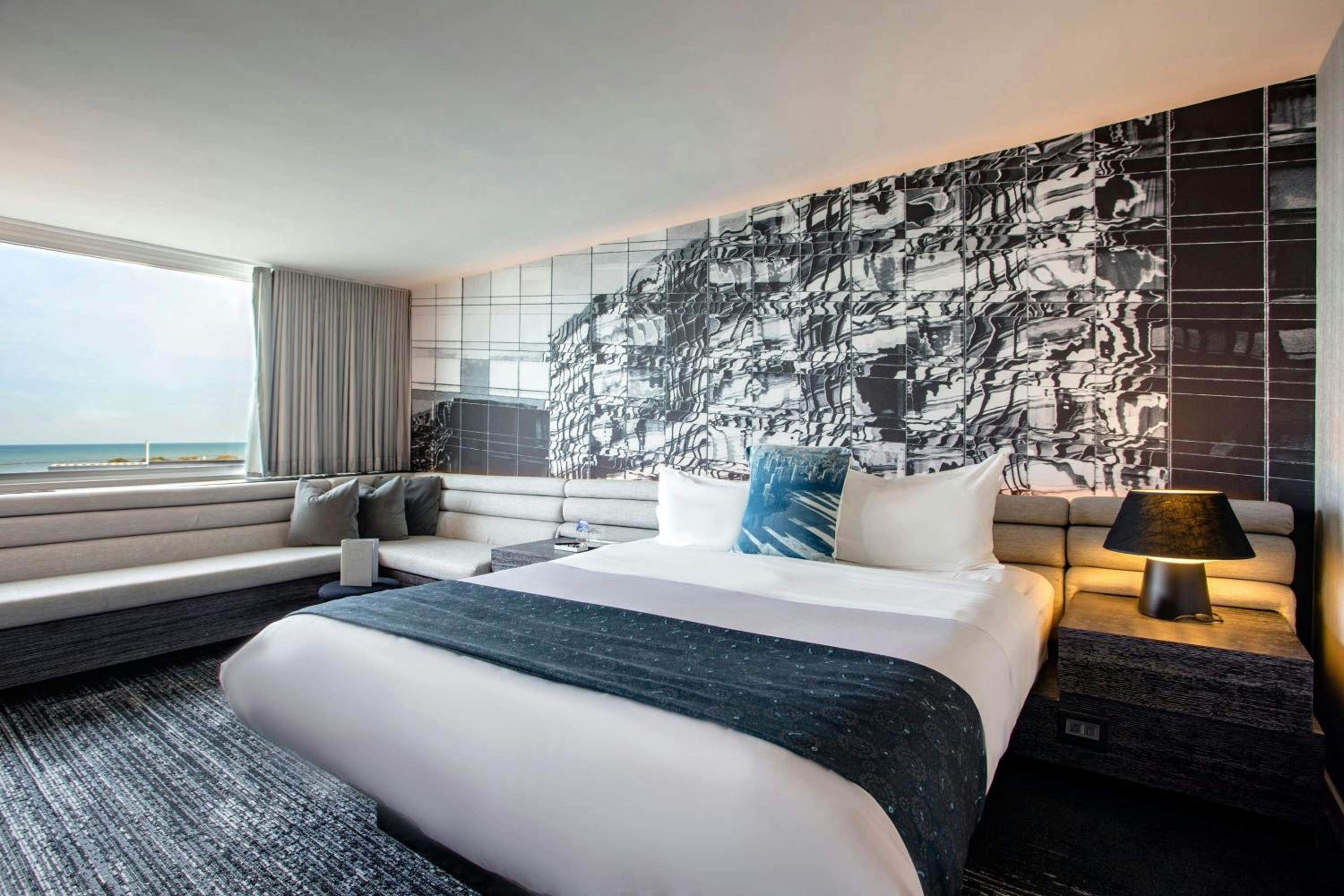 King Room with Lake View - Photo 7
