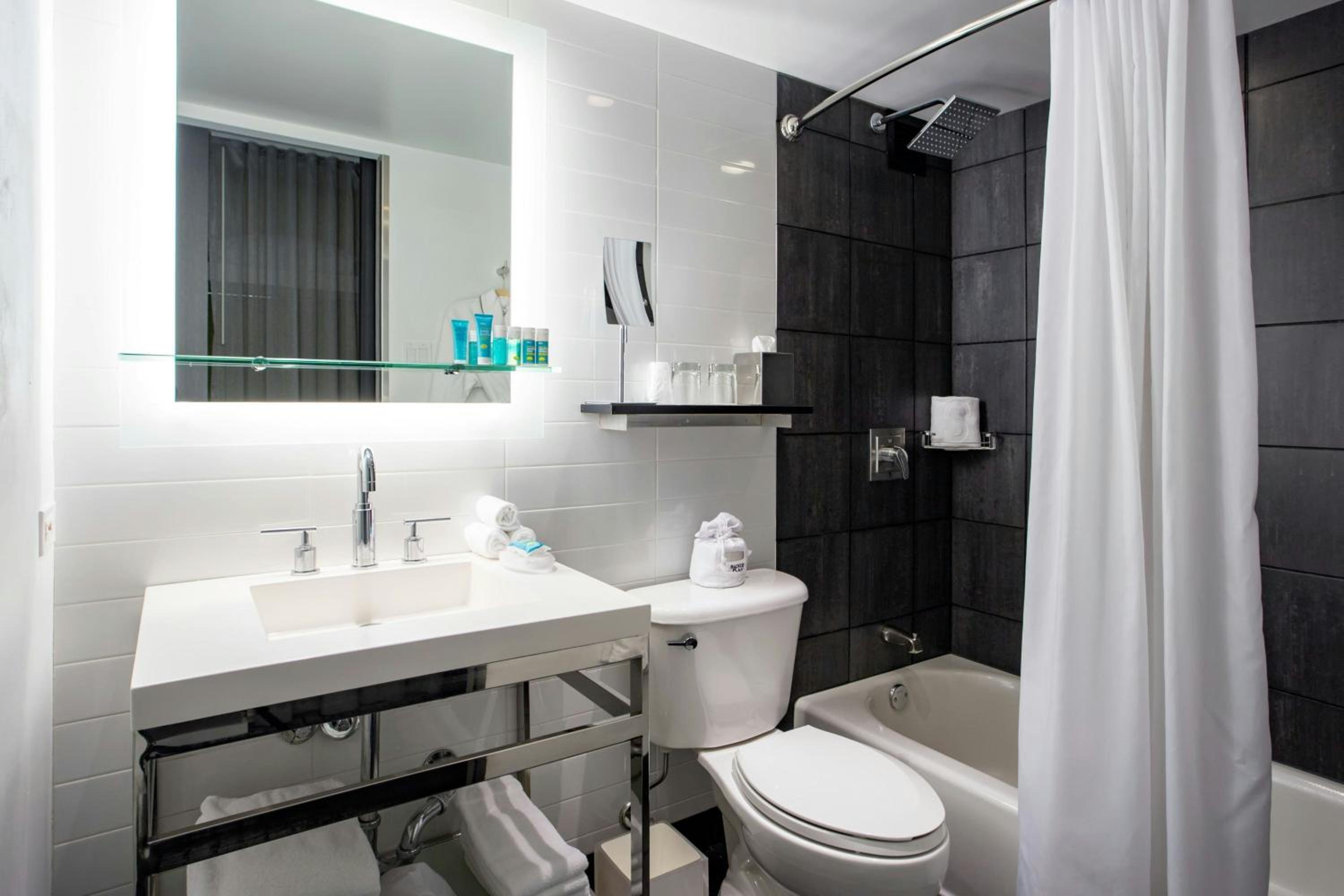 King Room with City View - Photo 4