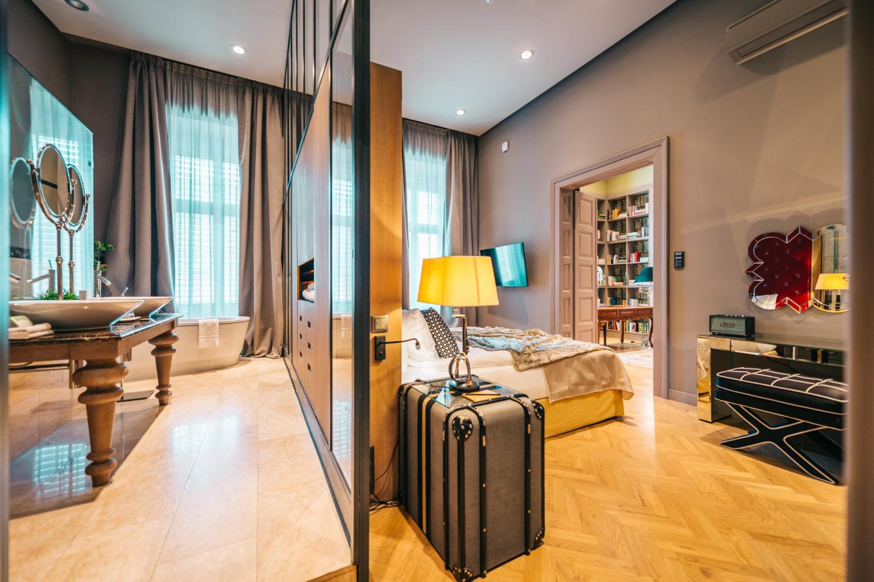 King Suite - Photo 3