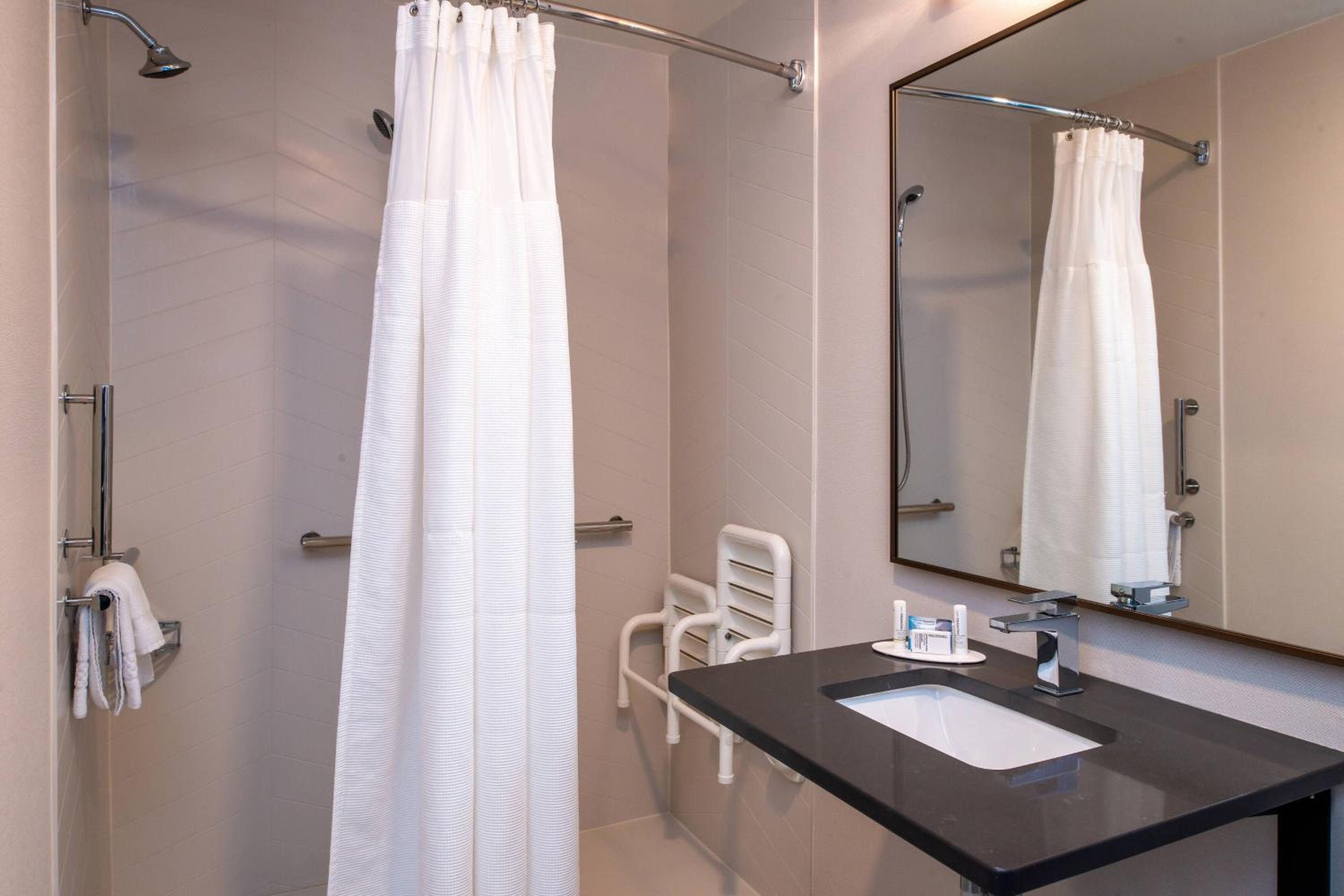 King Room - Hearing Accessible - Photo 3