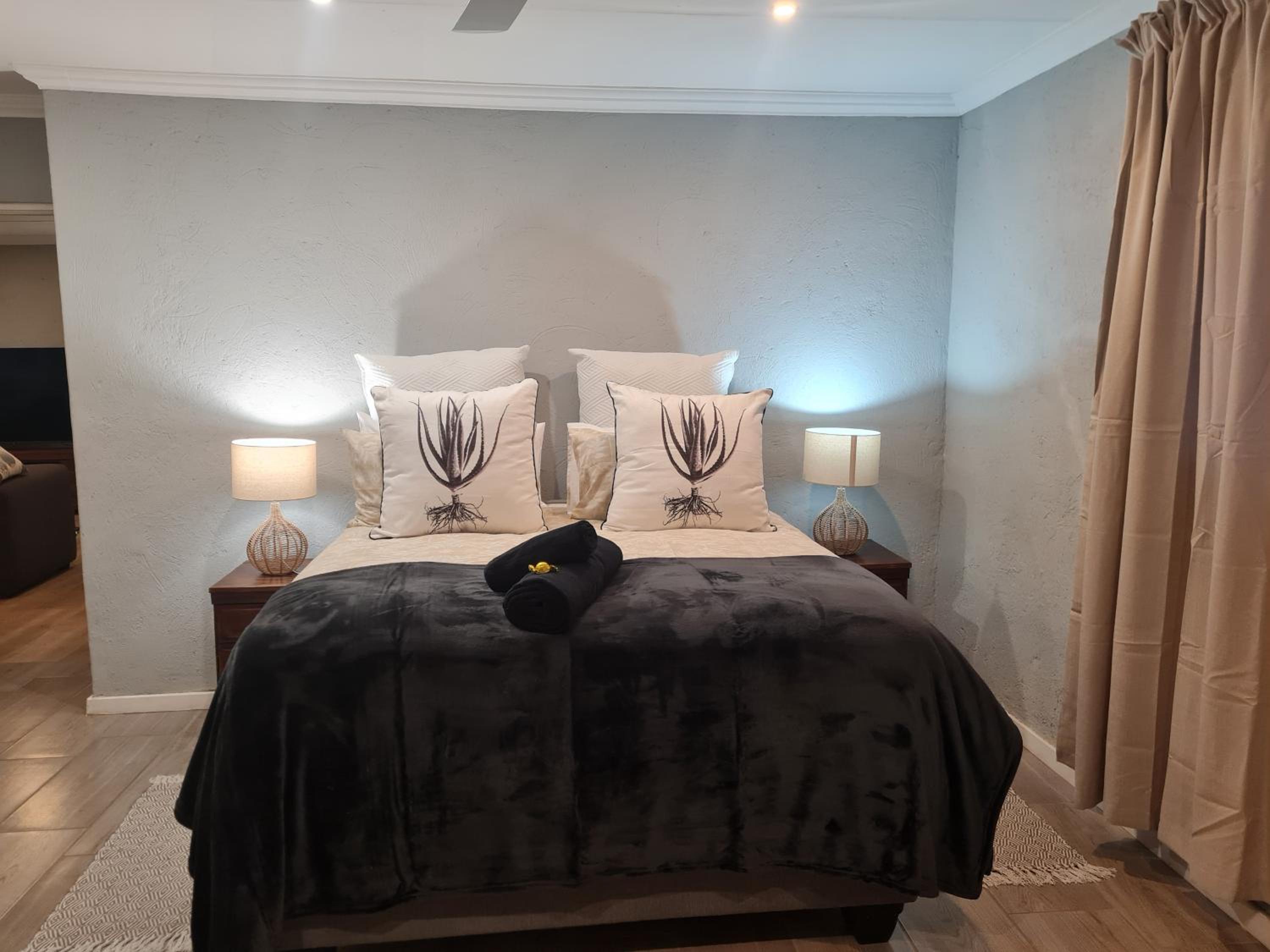 Deluxe Two-Bedroom Apartment with Garden View photo 3