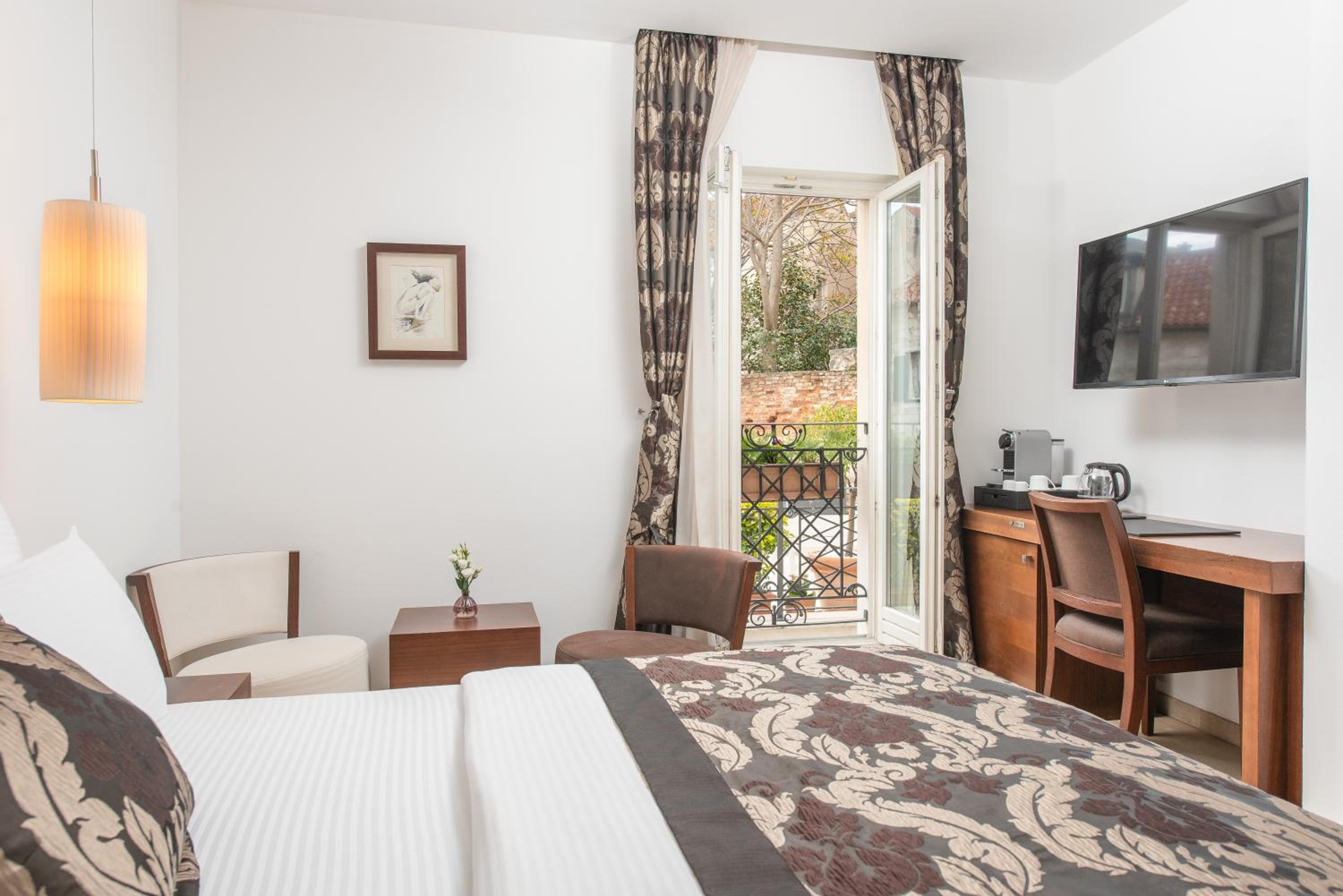Superior Double or Twin Room - Photo 5