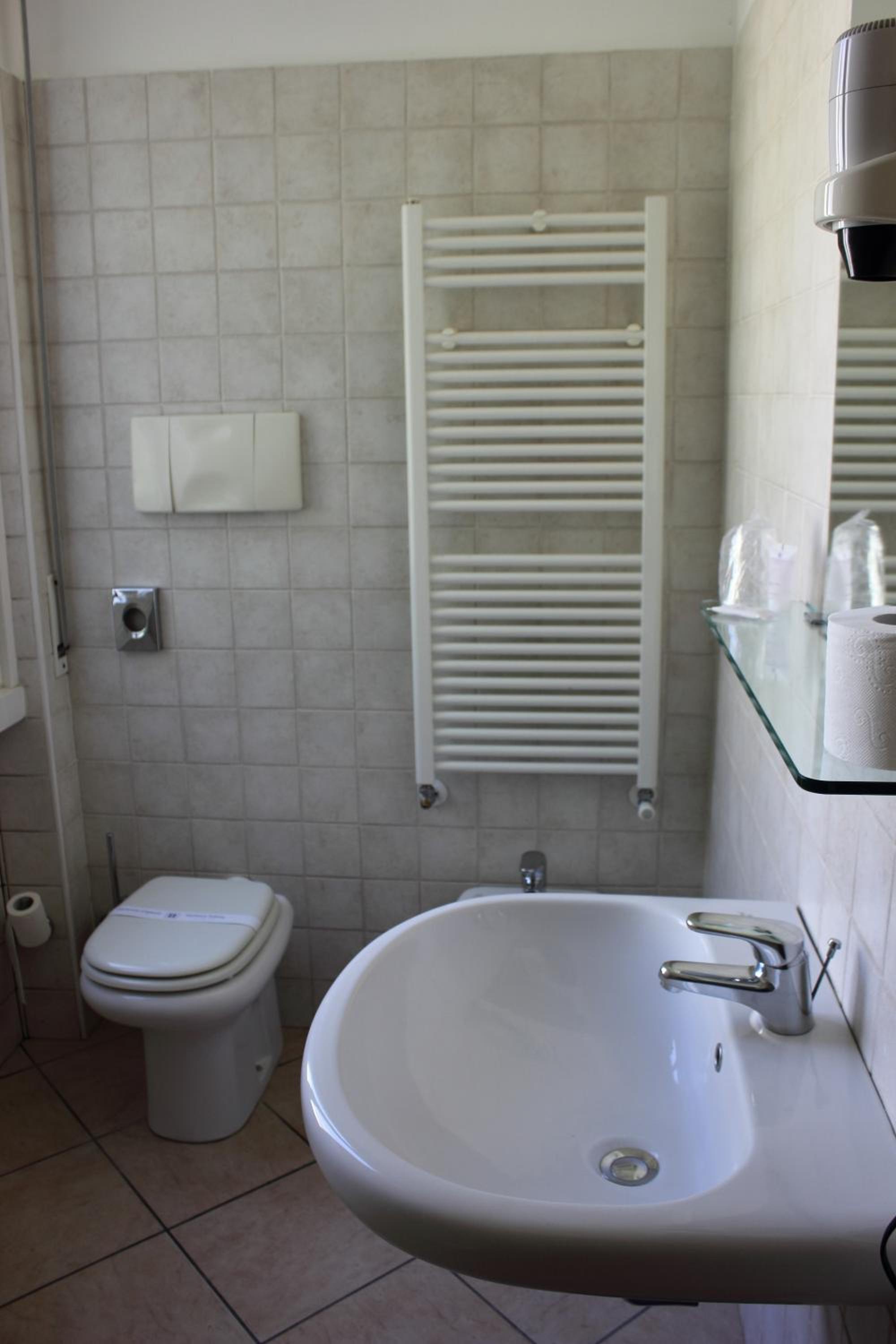 Double or Twin Room - Photo 5