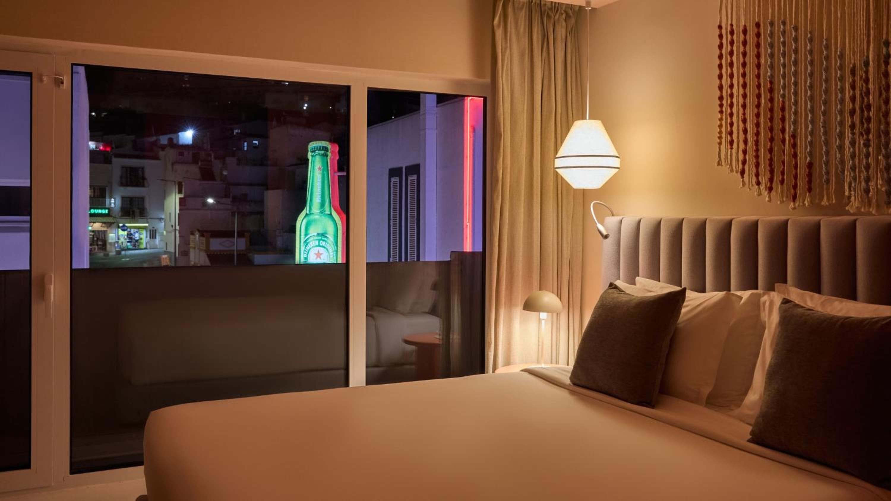 Standard King Room with Street Light View
